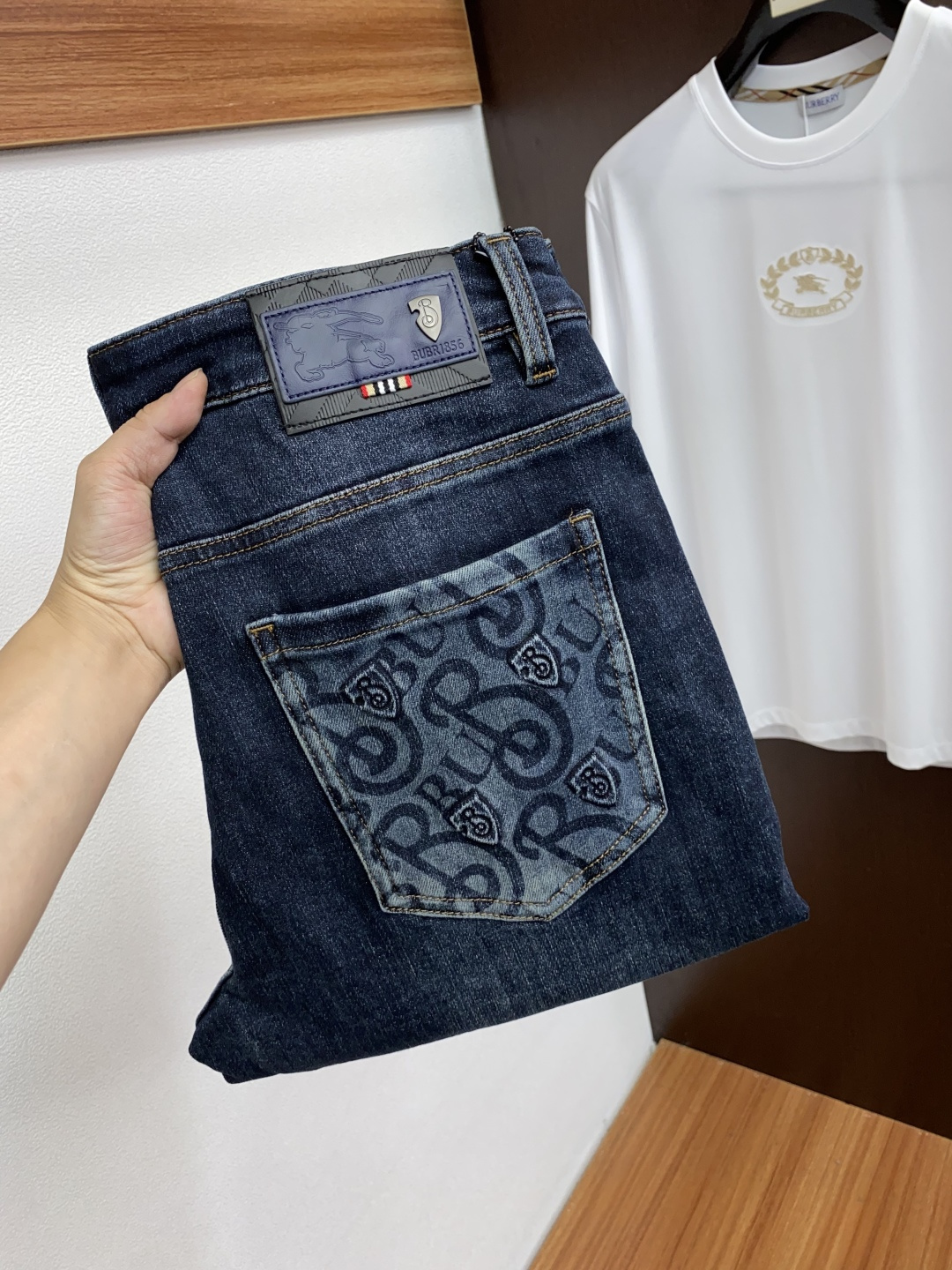 NO:528558,Burberry 25 Autumn and Winter New casual jeans pants, clean and neat tailored, full of urban style, uses worsted fabric to feel soft and dry, and the upper body has a crisp and stylish effect. The hardware is exquisite, business and casual, and so many top-level raw materials, creating high-end products with unparalleled value, the first choice for high-end fashion and fashion people. Size 29-38, burberry, jeans, alexander wang19860909巴宝莉 25年秋冬新款休闲牛仔裤裤 干净利落剪裁,都市风十足 采用精纺面料手感软糯干爽,上身效果挺括有型.五金精致,商务休闲非常好看如此众多的顶级原料,打造出价值感无与伦比的高端产品,高端潮流时尚人士首选 尺码29-38,,burberry,jeans,alexander wang,Men's clothing