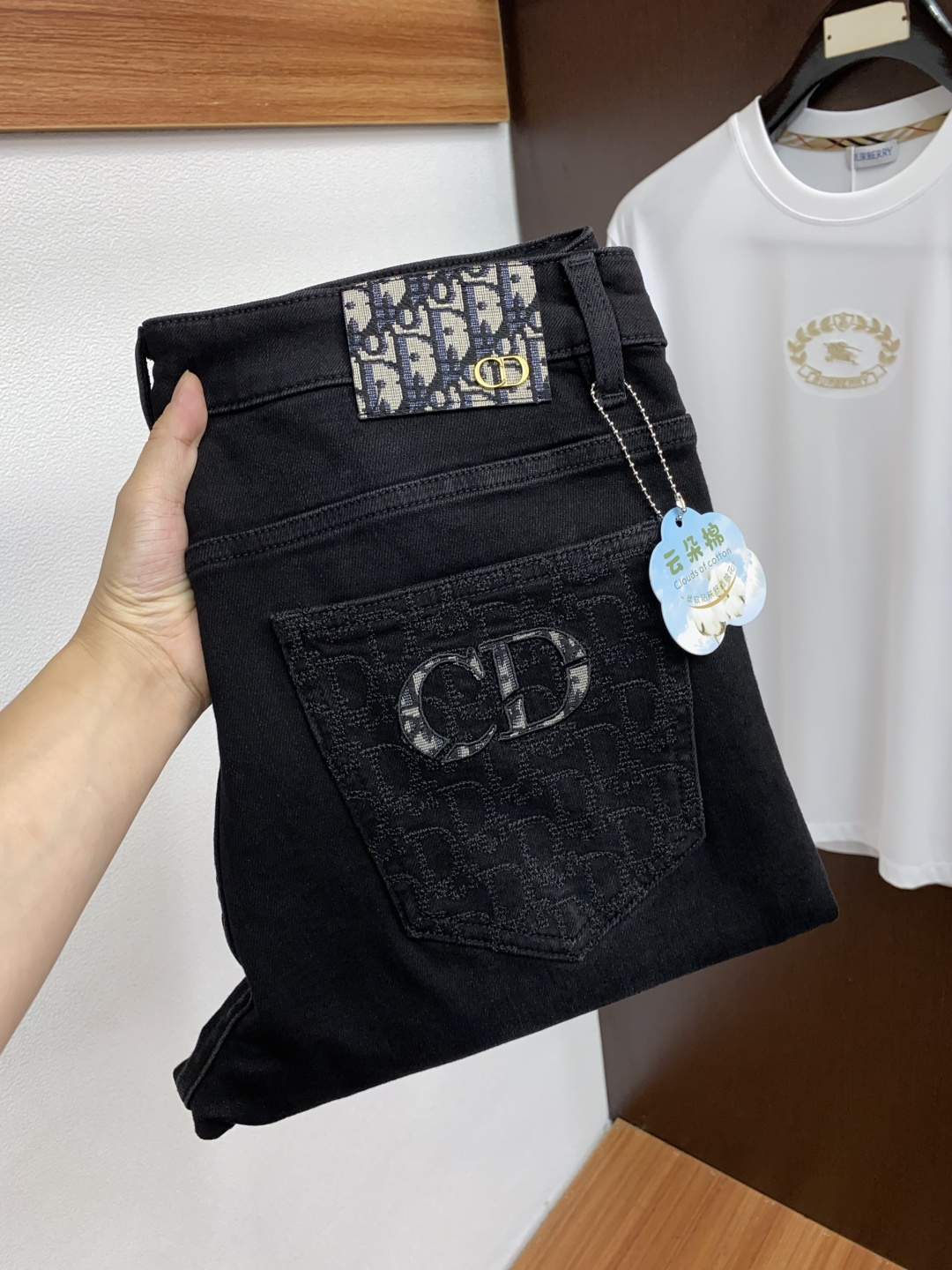 NO:528553,Dior 25 Autumn and Winter New casual jeans pants, clean and neat tailored, full of urban style, using worsted fabrics, soft and dry feel, and the upper body effect is crisp and stylish. The hardware is exquisite, business and casual look is very beautiful, so many top-level raw materials are created to create high-end products with unparalleled value, the first choice for high-end fashion and fashion people. Size 29-38,,dior,jeans,alexander wang19860909迪奥 25年秋冬新款休闲牛仔裤裤 干净利落剪裁,都市风十足 采用精纺面料手感软糯干爽,上身效果挺括有型.五金精致,商务休闲非常好看如此众多的顶级原料,打造出价值感无与伦比的高端产品,高端潮流时尚人士首选 尺码29-38,,dior,jeans,alexander wang,Men's clothing