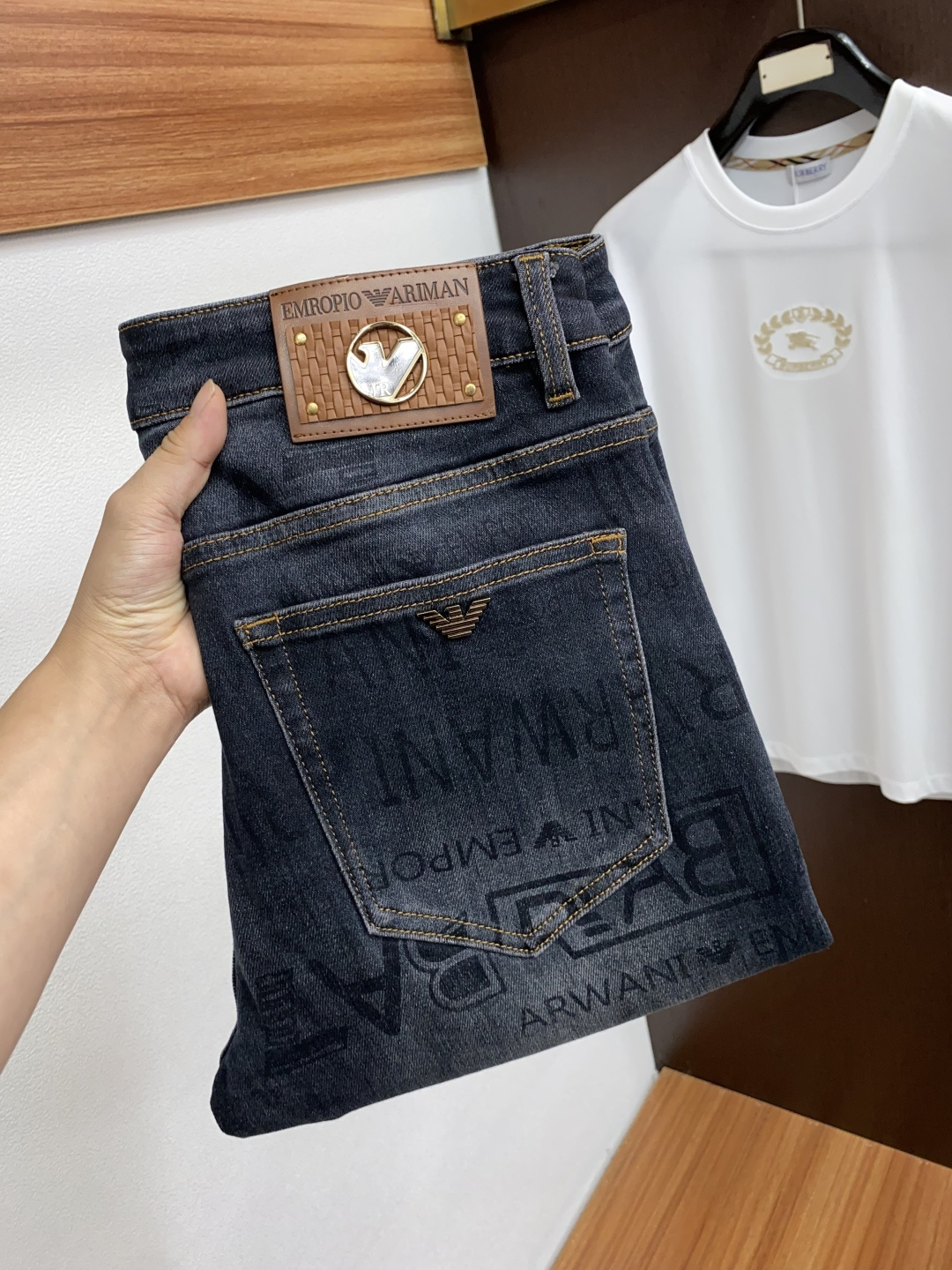 NO:528551,Armani New casual jeans pants for 25 years in autumn and winter, clean and neatly tailored, full of urban style. The worsted fabric is soft and dry, and the upper body is crisp and stylish. The hardware is exquisite, business and casual, and so many top-level raw materials are beautiful, creating high-end products with unparalleled value. The first choice for high-end fashion and fashion people. Size 29-38,,armani, jeans, alexander wang19860909阿玛尼 25年秋冬新款休闲牛仔裤裤 干净利落剪裁,都市风十足 采用精纺面料手感软糯干爽,上身效果挺括有型.五金精致,商务休闲非常好看如此众多的顶级原料,打造出价值感无与伦比的高端产品,高端潮流时尚人士首选 尺码29-38,,armani,jeans,alexander wang,Men's clothing