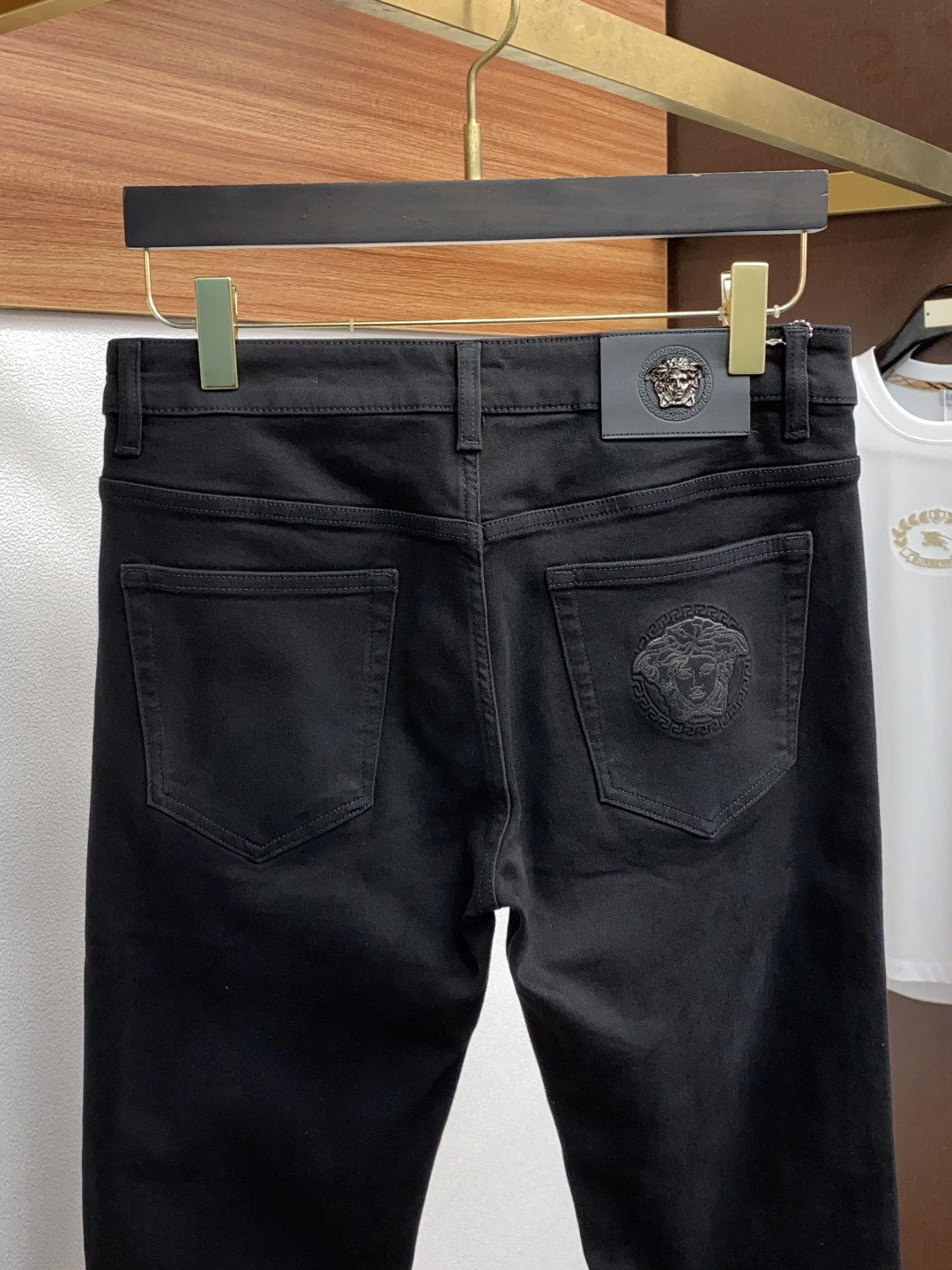 范思哲 25年秋冬新款休闲牛仔裤裤 干净利落剪裁，都市风十足 采用精纺面料手感软糯干爽，上身效果挺括有型