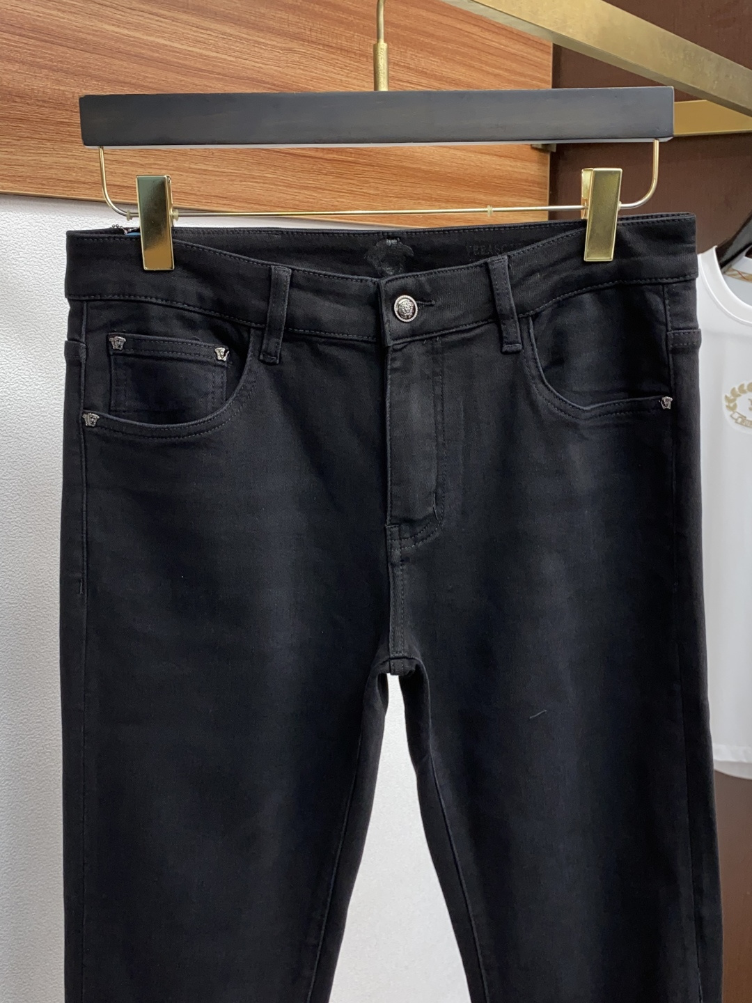 范思哲 25年秋冬新款休闲牛仔裤裤 干净利落剪裁，都市风十足 采用精纺面料手感软糯干爽，上身效果挺括有型