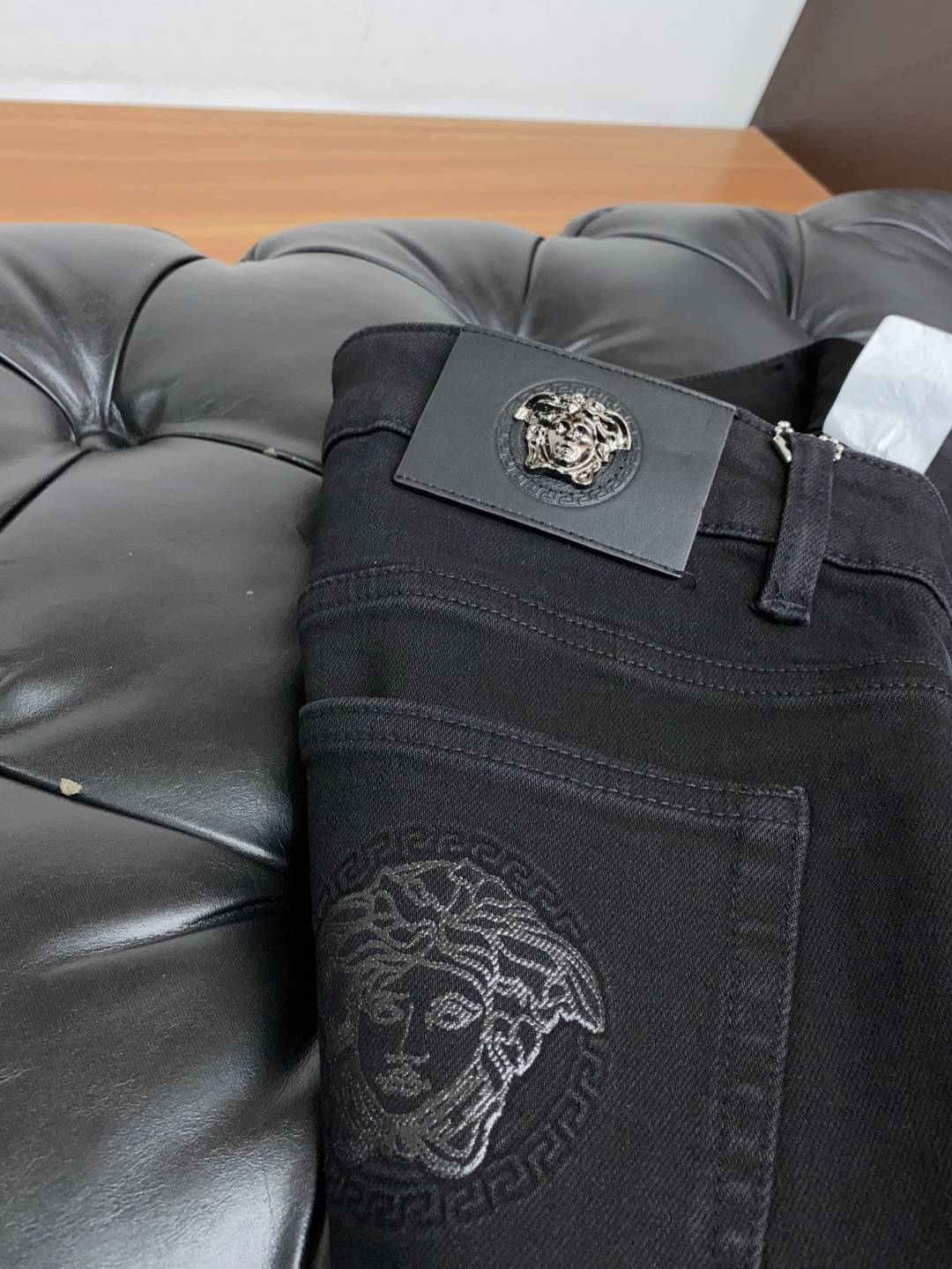 范思哲 25年秋冬新款休闲牛仔裤裤 干净利落剪裁，都市风十足 采用精纺面料手感软糯干爽，上身效果挺括有型