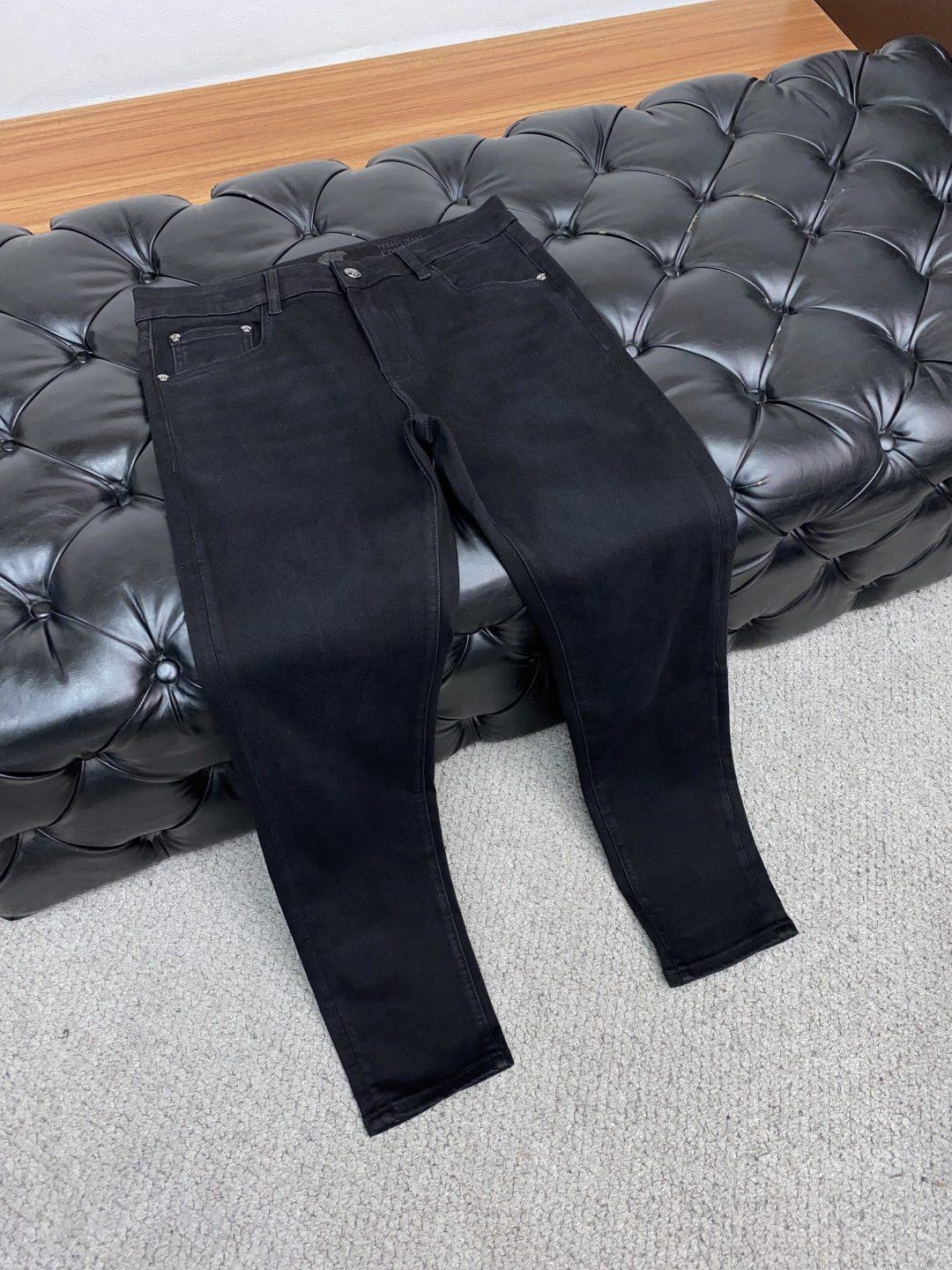 范思哲 25年秋冬新款休闲牛仔裤裤 干净利落剪裁，都市风十足 采用精纺面料手感软糯干爽，上身效果挺括有型