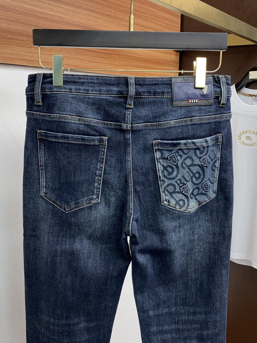  巴宝莉 25年秋冬新款休闲牛仔裤裤 干净利落剪裁，都市风十足 采用精纺面料手感软糯干爽，上身效果挺括有