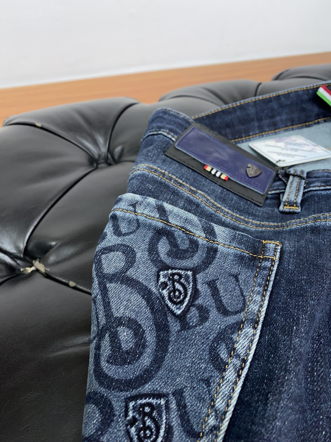  巴宝莉 25年秋冬新款休闲牛仔裤裤 干净利落剪裁，都市风十足 采用精纺面料手感软糯干爽，上身效果挺括有