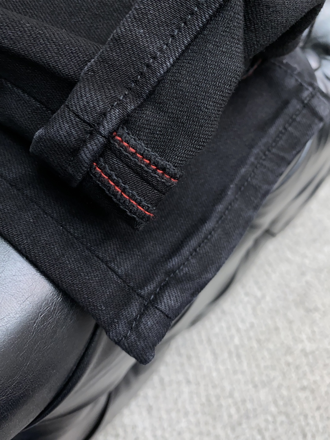 范思哲 25年秋冬新款休闲牛仔裤裤 干净利落剪裁，都市风十足 采用精纺面料手感软糯干爽，上身效果挺括有型