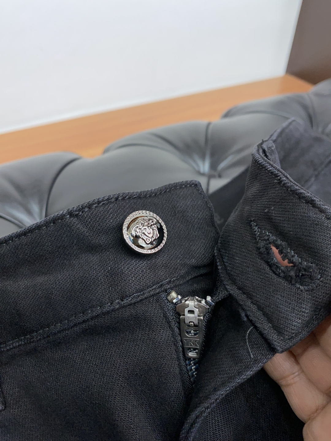 范思哲 25年秋冬新款休闲牛仔裤裤 干净利落剪裁，都市风十足 采用精纺面料手感软糯干爽，上身效果挺括有型