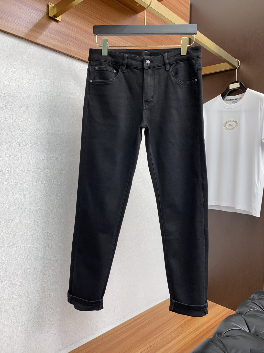 范思哲 25年秋冬新款休闲牛仔裤裤 干净利落剪裁，都市风十足 采用精纺面料手感软糯干爽，上身效果挺括有型