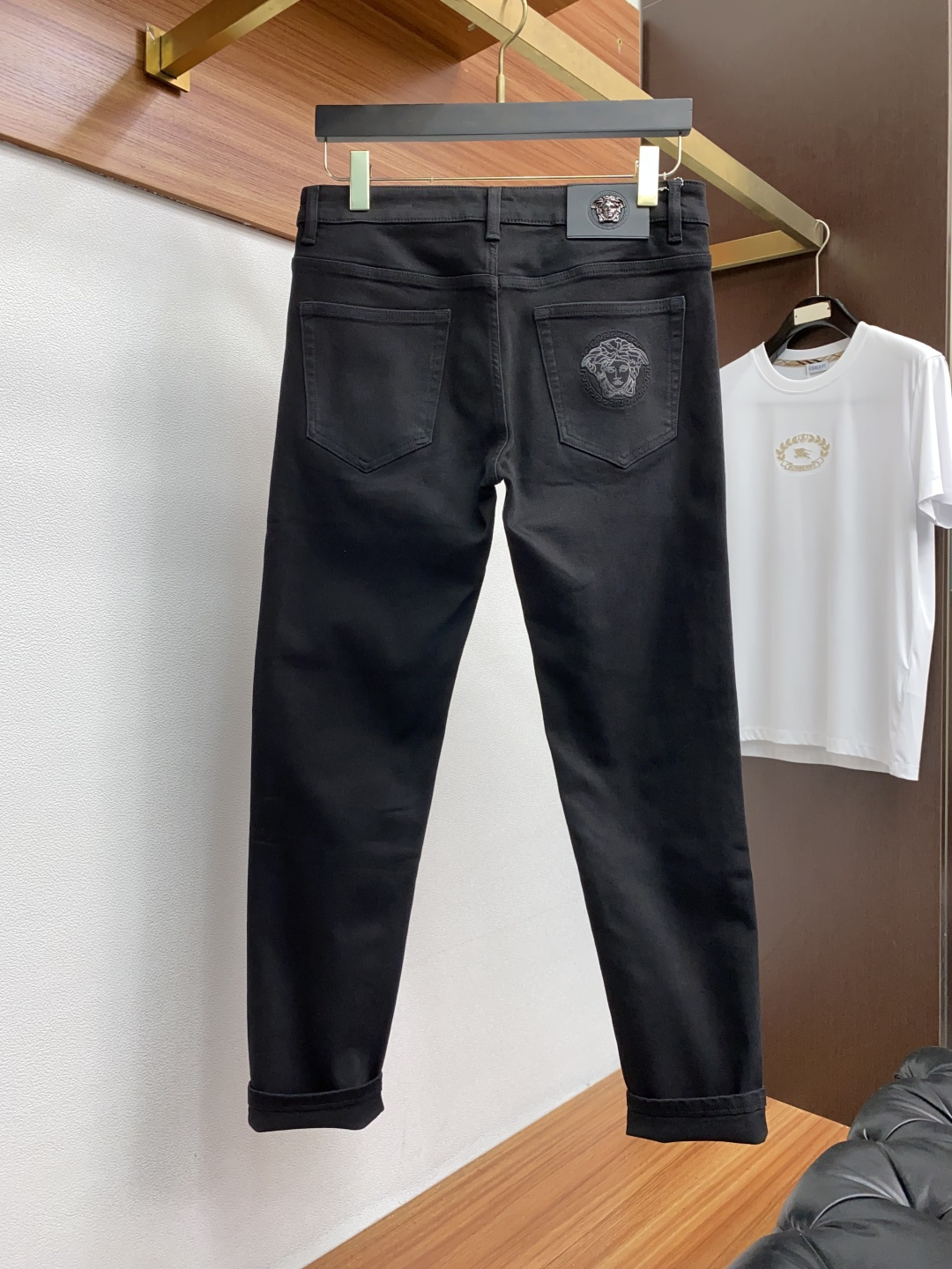 范思哲 25年秋冬新款休闲牛仔裤裤 干净利落剪裁，都市风十足 采用精纺面料手感软糯干爽，上身效果挺括有型