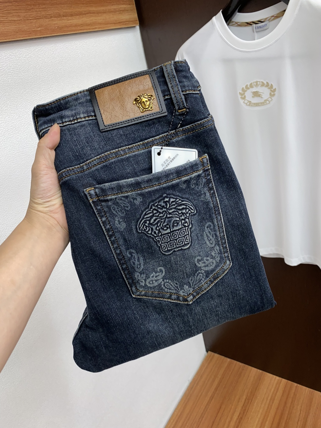 NO:528547,Versace 25 Autumn and Winter New casual jeans pants, clean and neat tailored, full of urban style, using worsted fabrics, soft and dry feel, and the upper body effect is crisp and stylish. The hardware is exquisite, business and casual, and so many top-level raw materials, creating high-end products with unparalleled value, the first choice for high-end fashion and fashion people. Size 29-38, versace, jeans, alexander wang19860909范思哲 25年秋冬新款休闲牛仔裤裤 干净利落剪裁,都市风十足 采用精纺面料手感软糯干爽,上身效果挺括有型.五金精致,商务休闲非常好看如此众多的顶级原料,打造出价值感无与伦比的高端产品,高端潮流时尚人士首选 尺码29-38,,versace,jeans,alexander wang,Men's clothing