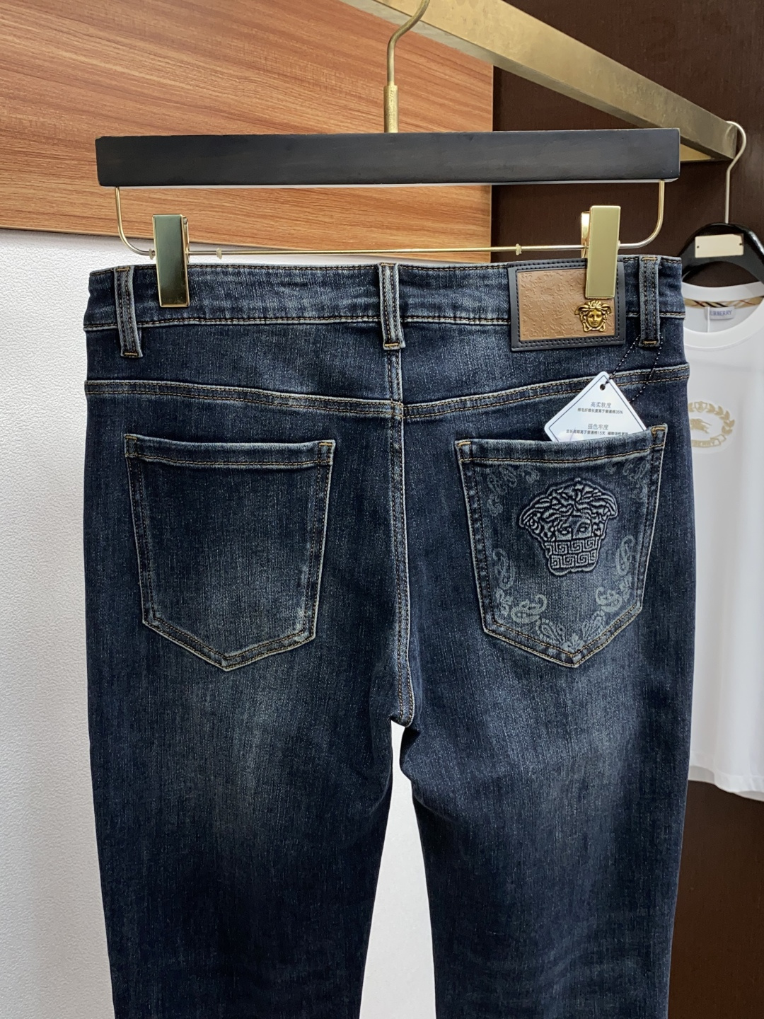 范思哲 25年秋冬新款休闲牛仔裤裤 干净利落剪裁，都市风十足 采用精纺面料手感软糯干爽，上身效果挺括有型