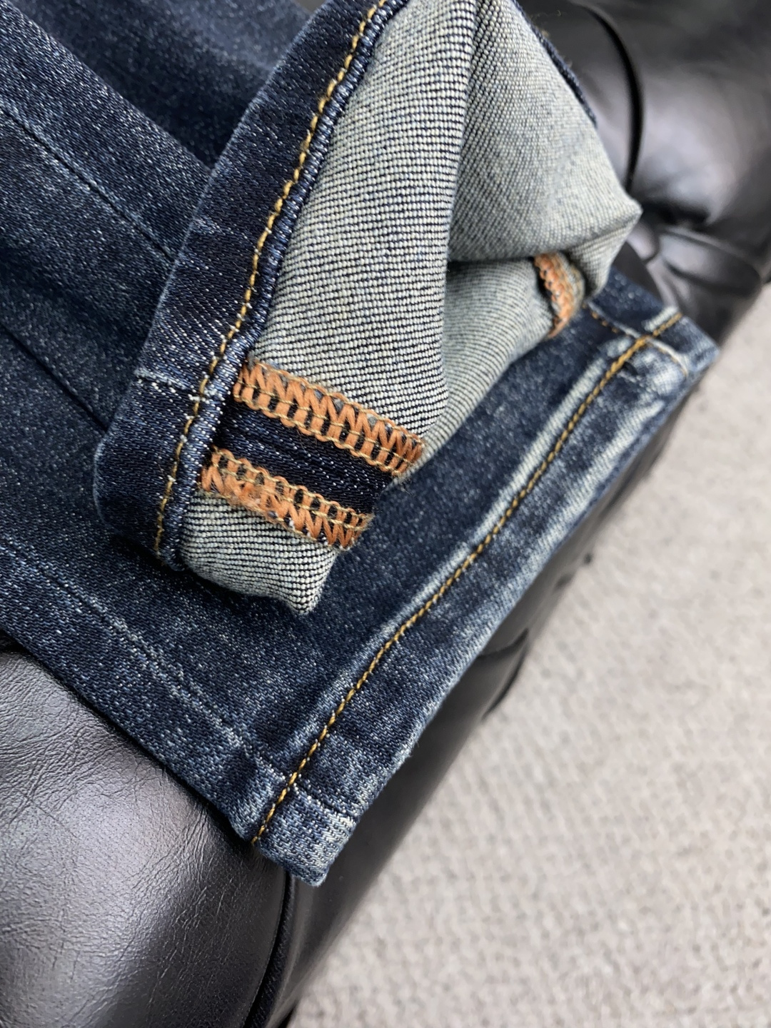 范思哲 25年秋冬新款休闲牛仔裤裤 干净利落剪裁，都市风十足 采用精纺面料手感软糯干爽，上身效果挺括有型