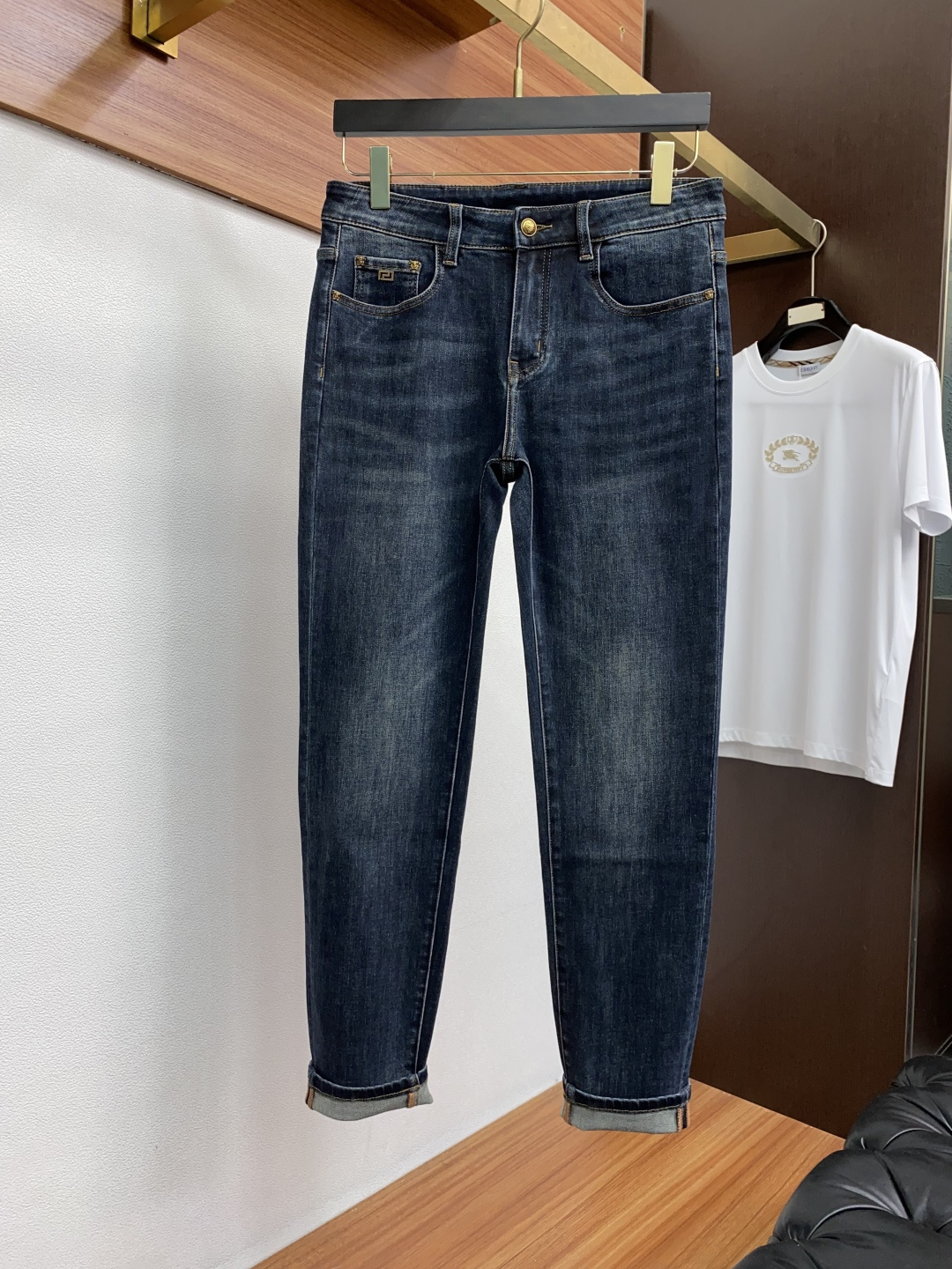 范思哲 25年秋冬新款休闲牛仔裤裤 干净利落剪裁，都市风十足 采用精纺面料手感软糯干爽，上身效果挺括有型