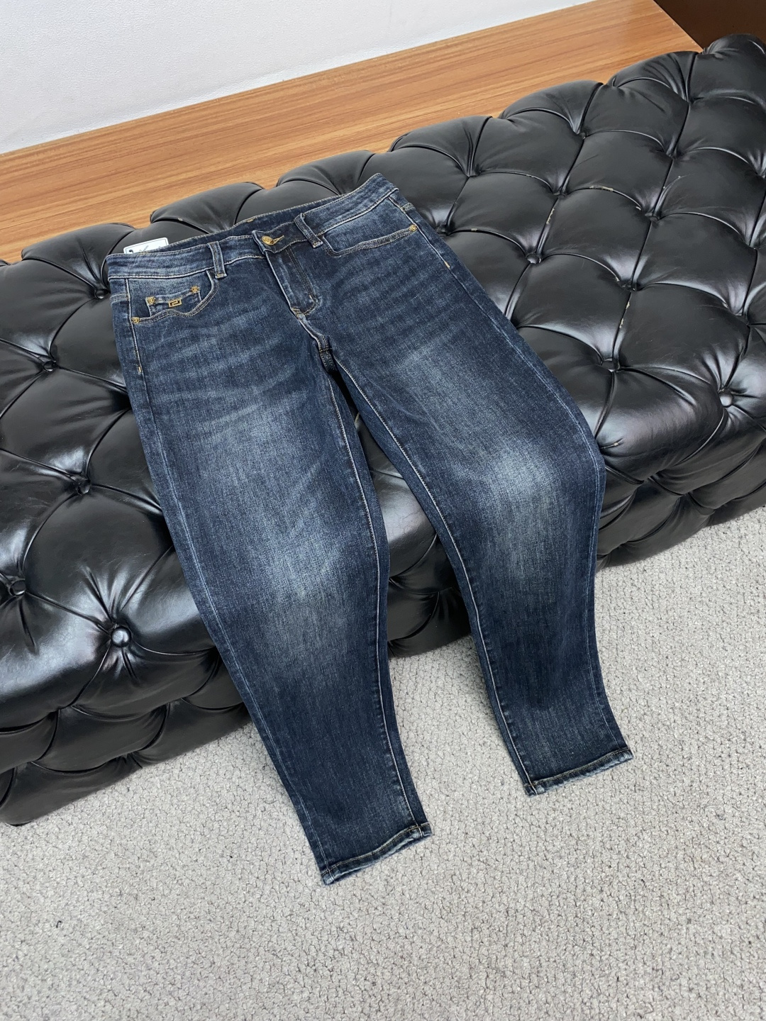 范思哲 25年秋冬新款休闲牛仔裤裤 干净利落剪裁，都市风十足 采用精纺面料手感软糯干爽，上身效果挺括有型