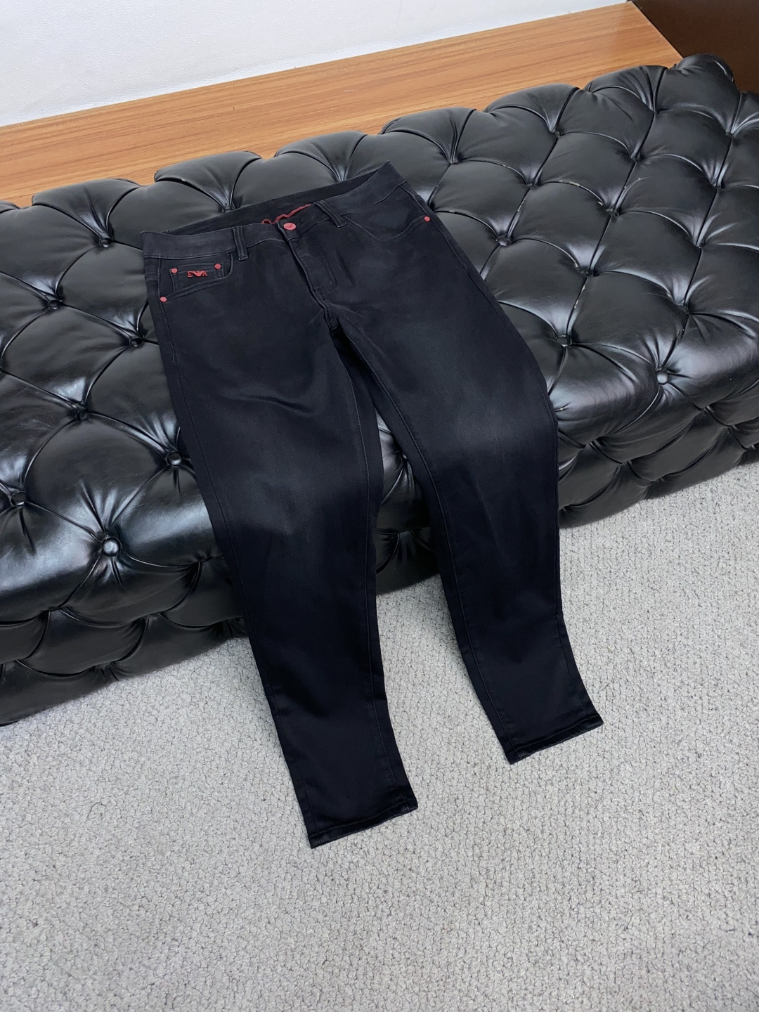  阿玛尼  2025新款 休闲牛仔裤 干净利落剪裁，都市风十足 采用精纺纯棉面料手感软糯干爽，上身效果挺