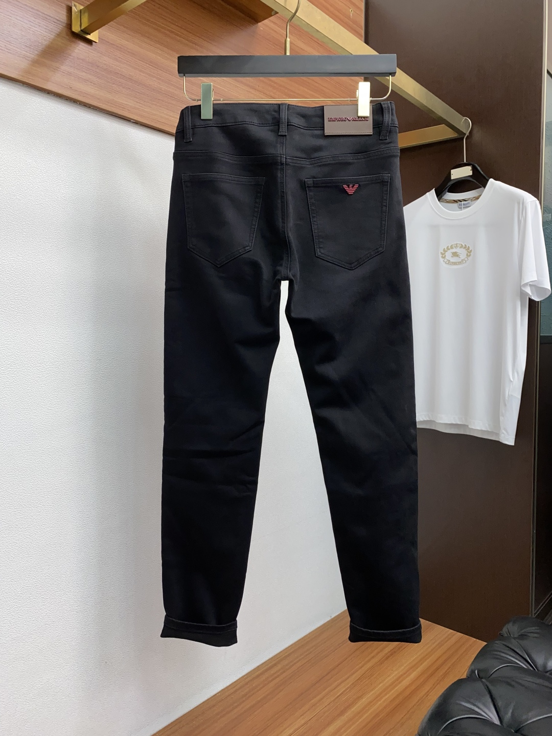  阿玛尼  2025新款 休闲牛仔裤 干净利落剪裁，都市风十足 采用精纺纯棉面料手感软糯干爽，上身效果挺