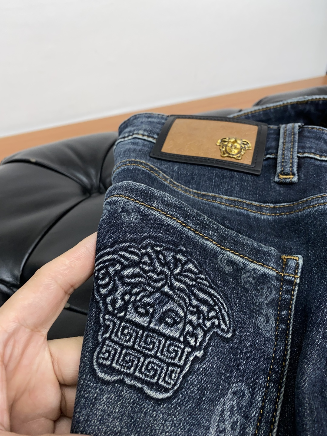 范思哲 25年秋冬新款休闲牛仔裤裤 干净利落剪裁，都市风十足 采用精纺面料手感软糯干爽，上身效果挺括有型