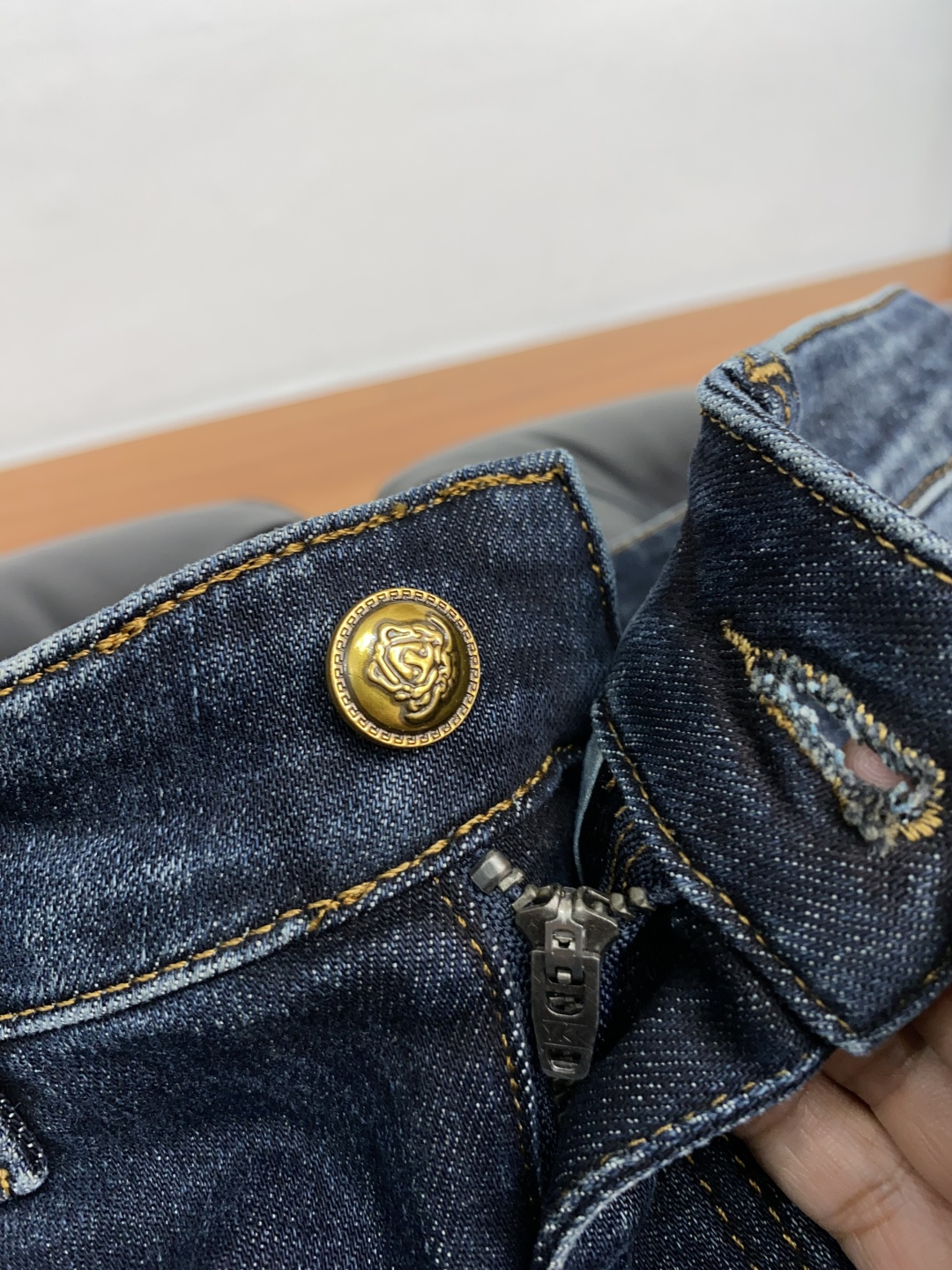 范思哲 25年秋冬新款休闲牛仔裤裤 干净利落剪裁，都市风十足 采用精纺面料手感软糯干爽，上身效果挺括有型