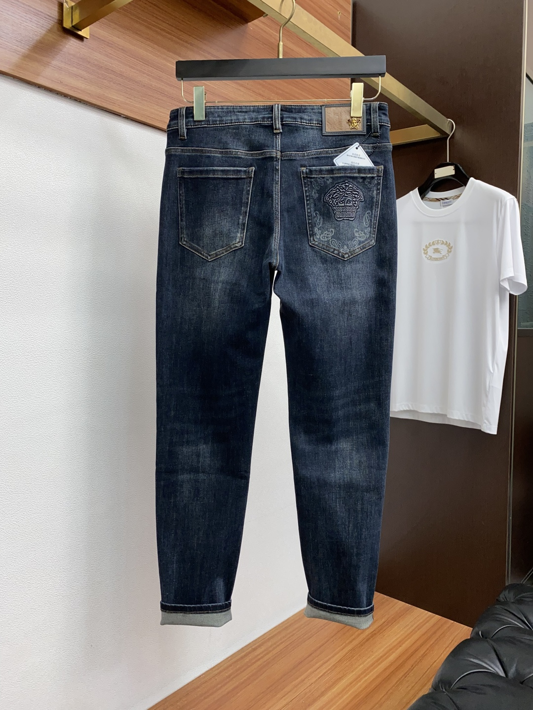 范思哲 25年秋冬新款休闲牛仔裤裤 干净利落剪裁，都市风十足 采用精纺面料手感软糯干爽，上身效果挺括有型