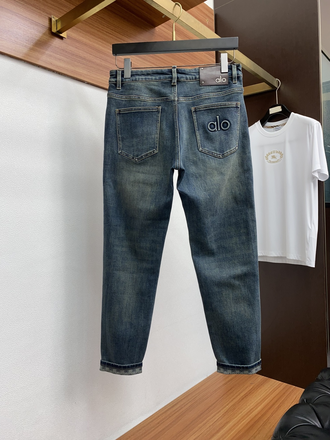 alo 25ss秋冬 新款 男士小直筒原单 牛仔裤 秋冬新款超柔软，弹力面料，复杂的手工艺叠加，任何一个