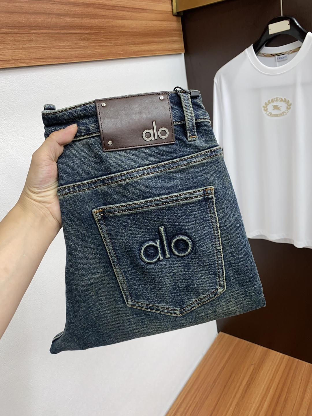 alo 25ss秋冬 新款 男士小直筒原单 牛仔裤 秋冬新款超柔软，弹力面料，复杂的手工艺叠加，任何一个