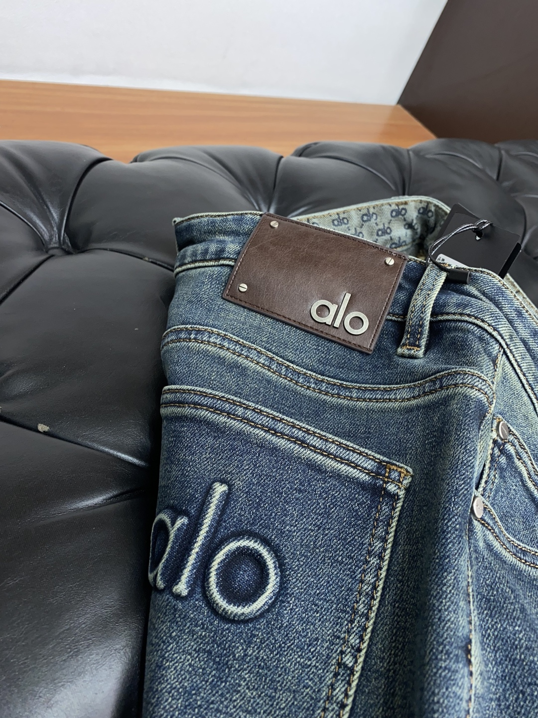 alo 25ss秋冬 新款 男士小直筒原单 牛仔裤 秋冬新款超柔软，弹力面料，复杂的手工艺叠加，任何一个