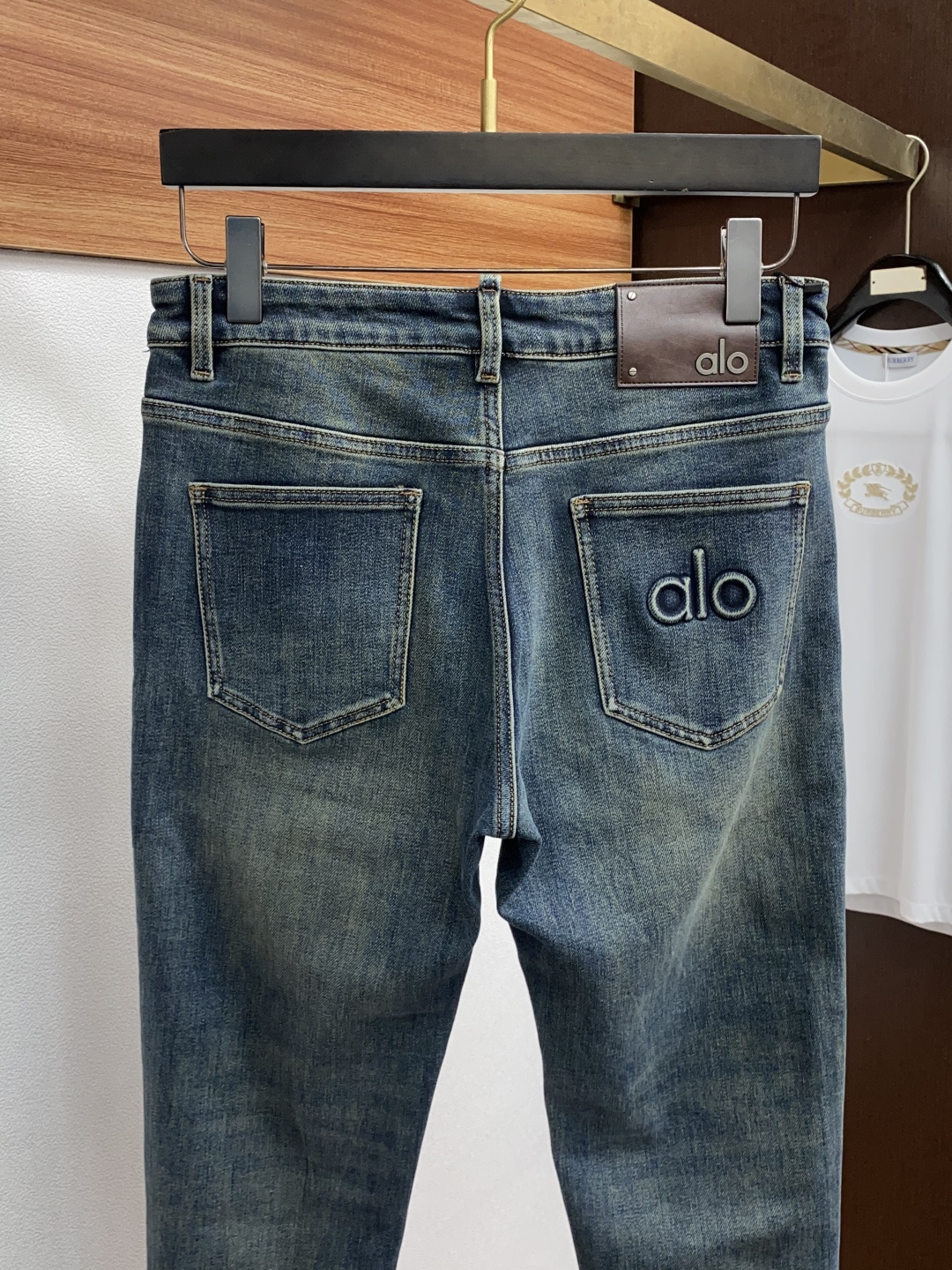 alo 25ss秋冬 新款 男士小直筒原单 牛仔裤 秋冬新款超柔软，弹力面料，复杂的手工艺叠加，任何一个