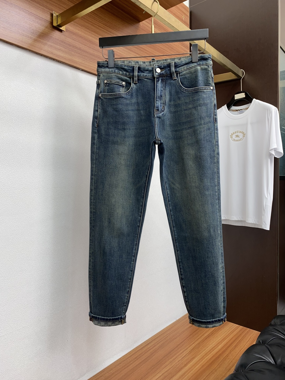 alo 25ss秋冬 新款 男士小直筒原单 牛仔裤 秋冬新款超柔软，弹力面料，复杂的手工艺叠加，任何一个