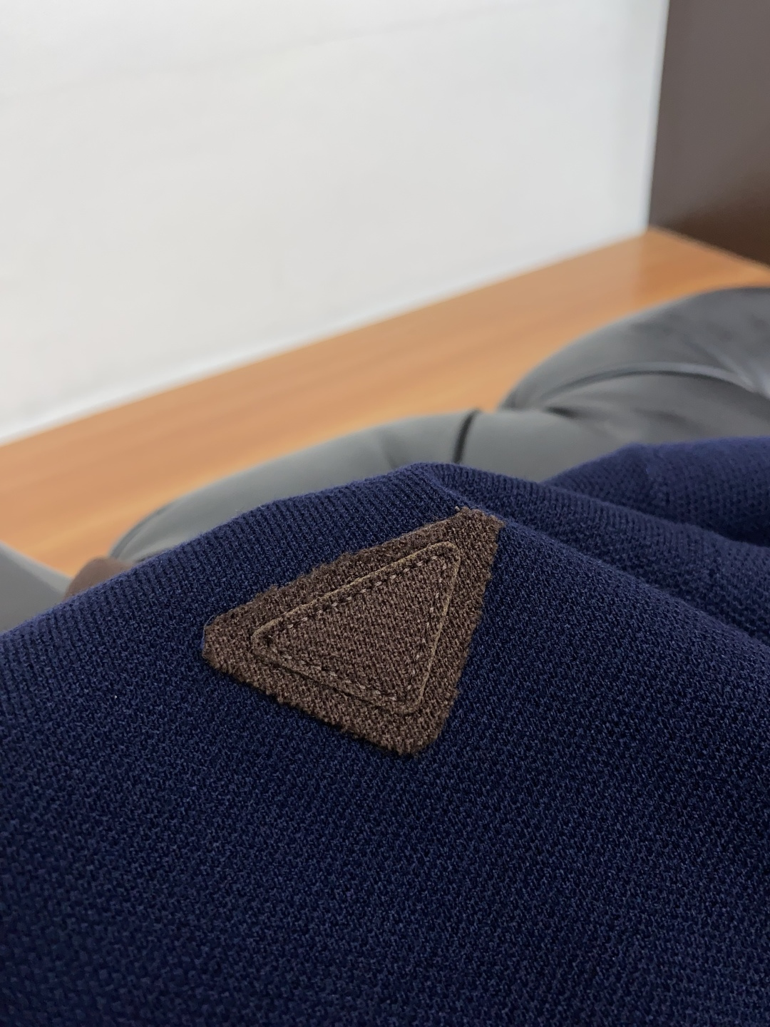  普拉达 男士高端简约翻领加厚针织毛衣短袖 ，香港洋行渠道货，纯正血统品质，25年秋冬 新款，经典王牌系