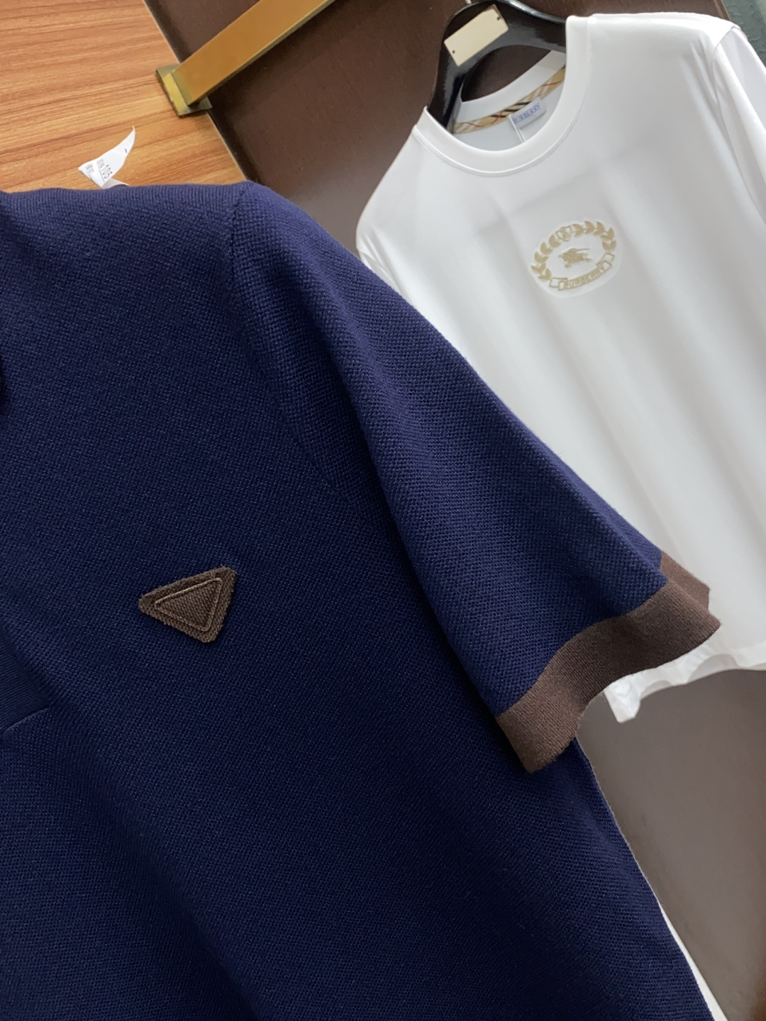  普拉达 男士高端简约翻领加厚针织毛衣短袖 ，香港洋行渠道货，纯正血统品质，25年秋冬 新款，经典王牌系