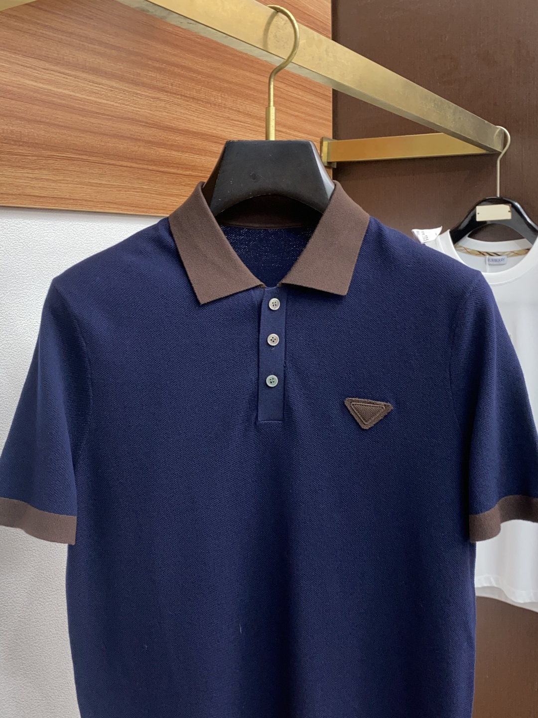  普拉达 男士高端简约翻领加厚针织毛衣短袖 ，香港洋行渠道货，纯正血统品质，25年秋冬 新款，经典王牌系