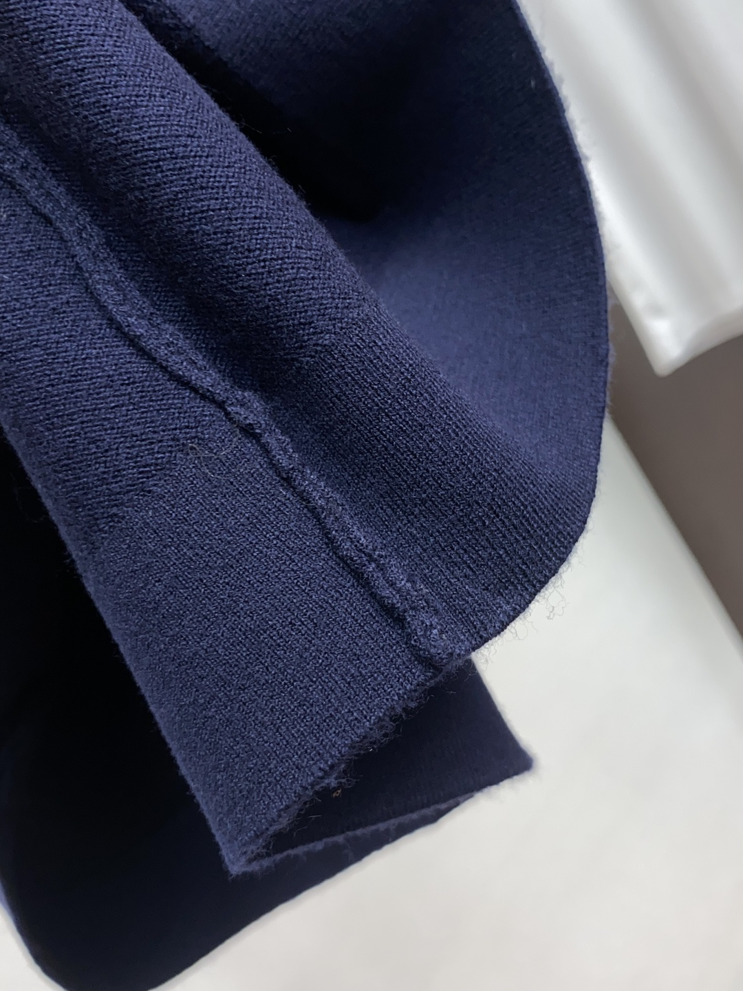  普拉达 男士高端简约翻领加厚针织毛衣短袖 ，香港洋行渠道货，纯正血统品质，25年秋冬 新款，经典王牌系