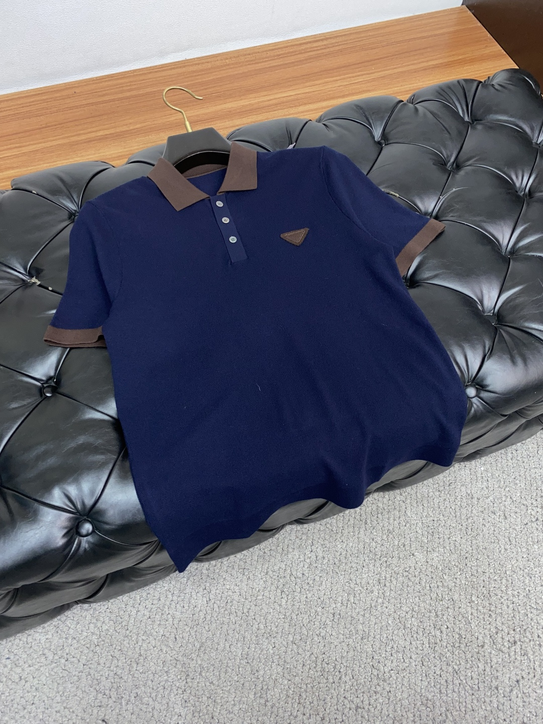  普拉达 男士高端简约翻领加厚针织毛衣短袖 ，香港洋行渠道货，纯正血统品质，25年秋冬 新款，经典王牌系