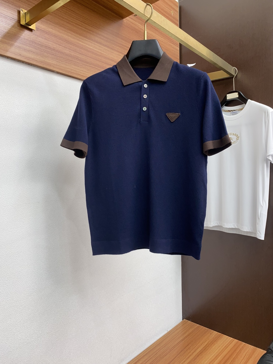  普拉达 男士高端简约翻领加厚针织毛衣短袖 ，香港洋行渠道货，纯正血统品质，25年秋冬 新款，经典王牌系