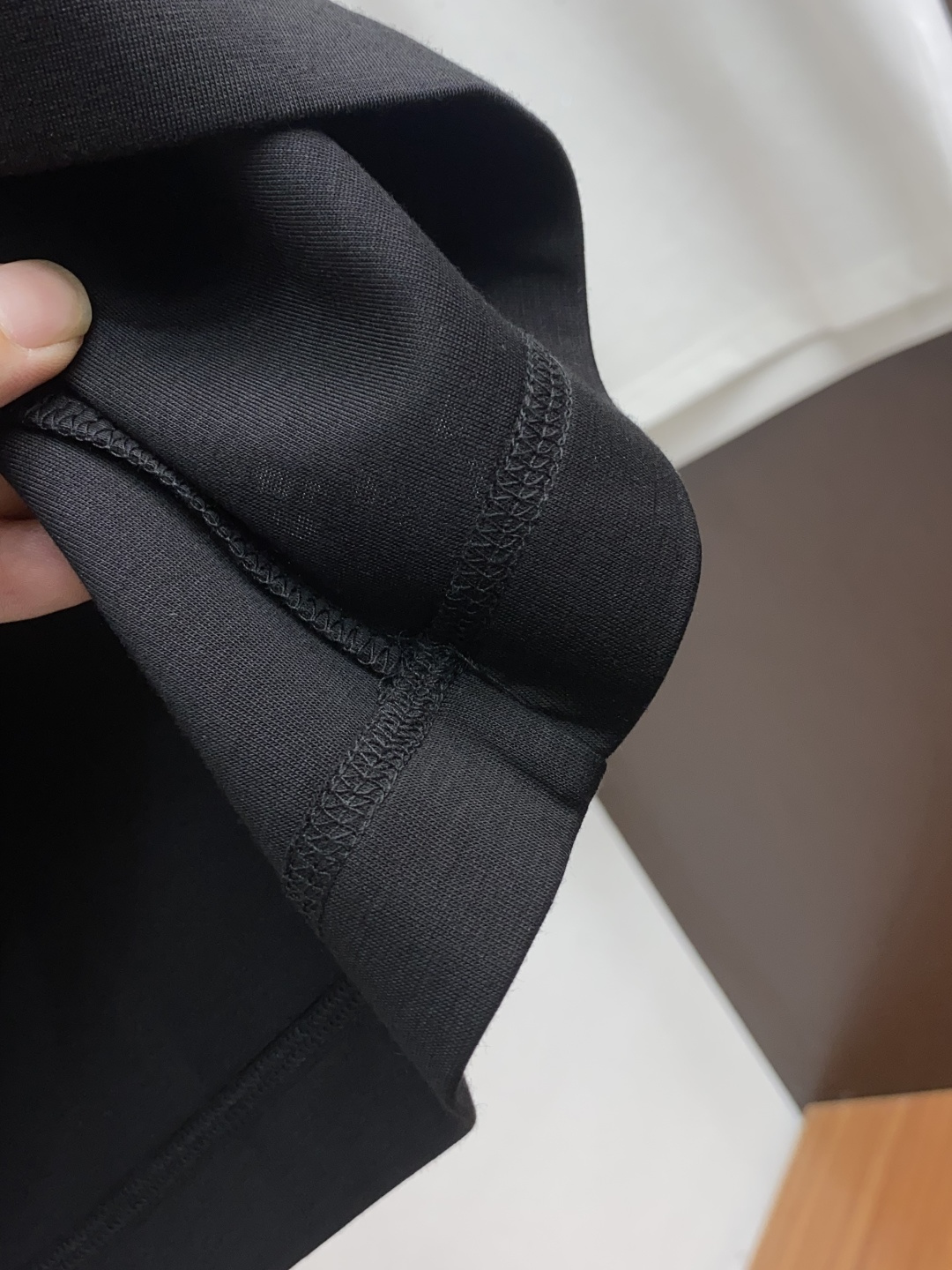  巴宝莉 2025秋冬专柜新款 时尚休闲打底衫短袖T恤，精选莫代尔空气棉 精致原版logo打造，舒适性与