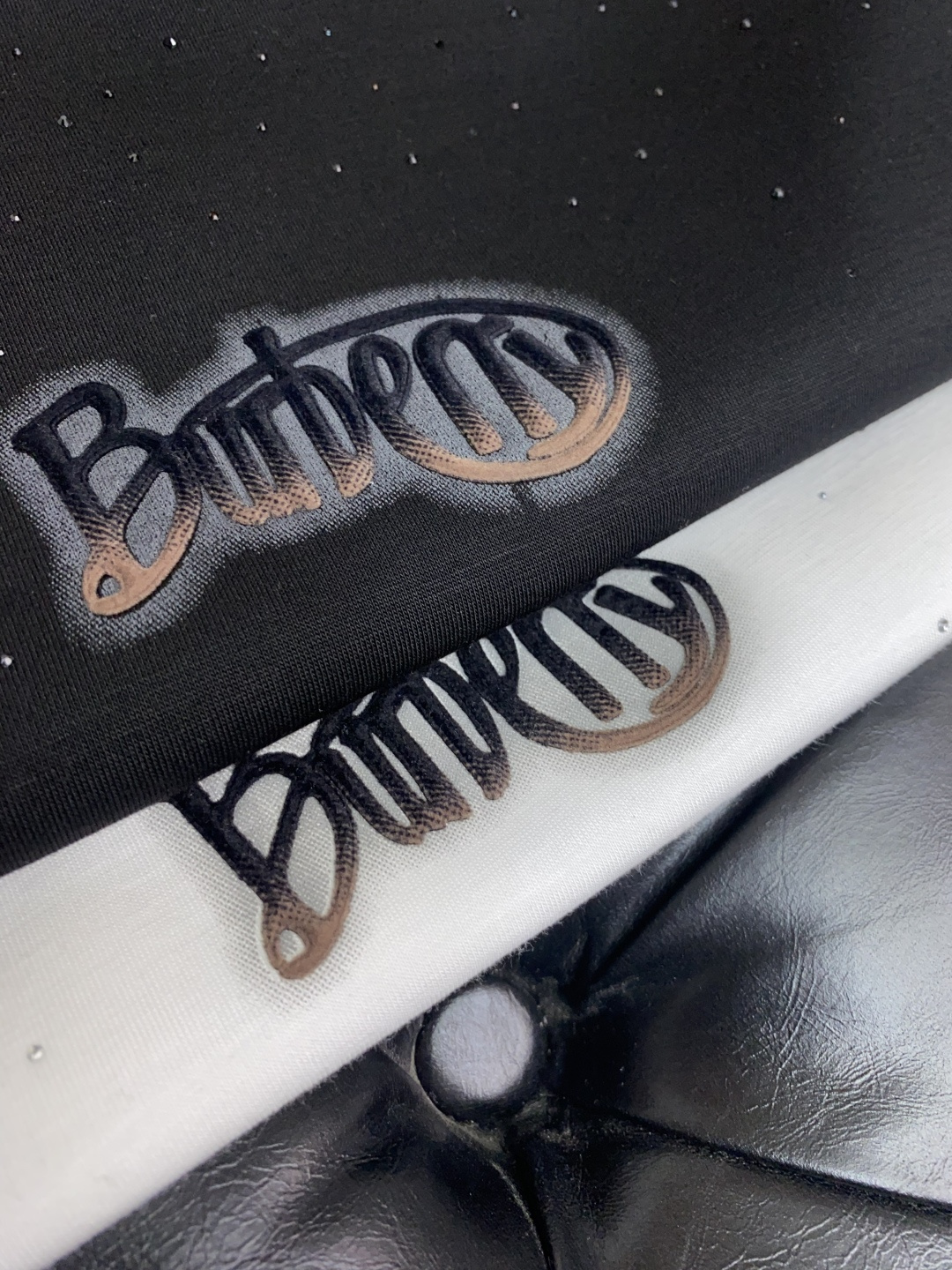  巴宝莉 2025秋冬专柜新款 时尚休闲打底衫短袖T恤，精选莫代尔空气棉 精致原版logo打造，舒适性与