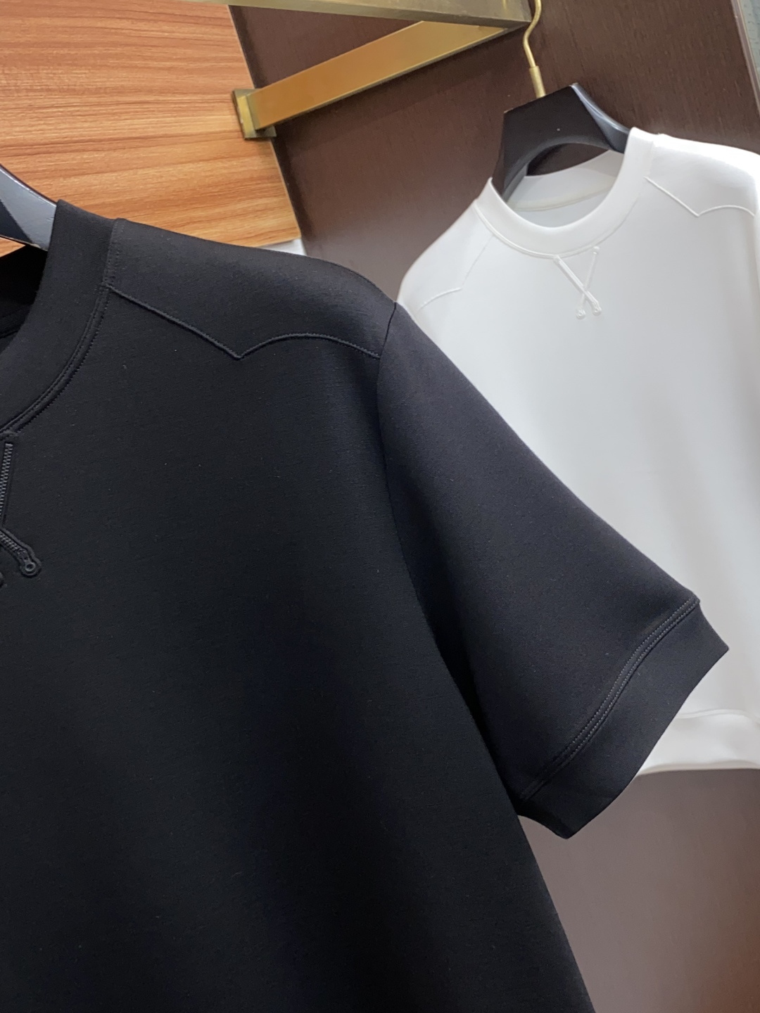  迪奥 2025秋冬专柜新款 时尚休闲打底衫短袖T恤，精选莫代尔空气棉 精致原版logo打造，舒适性与透