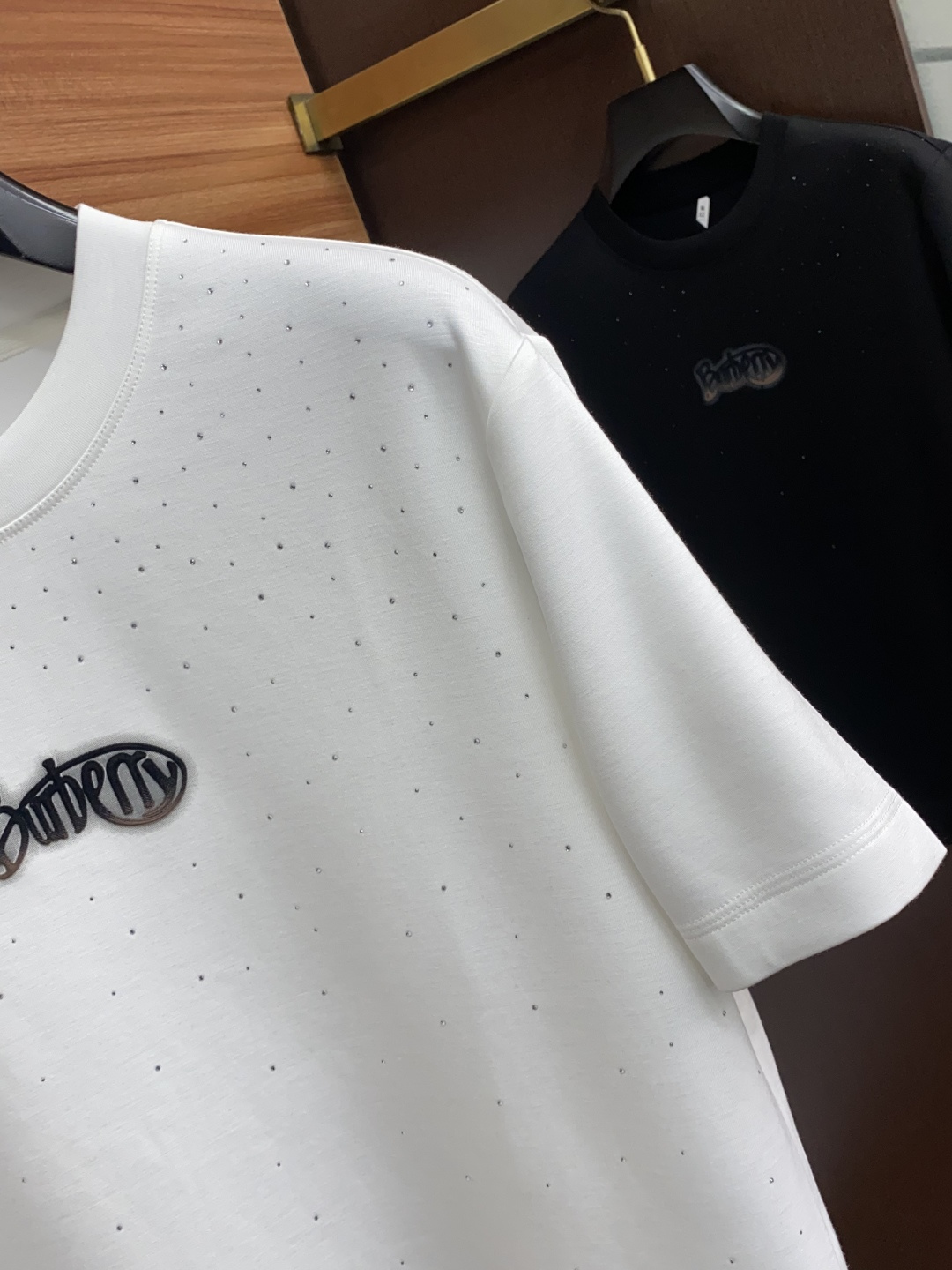 巴宝莉 2025秋冬专柜新款 时尚休闲打底衫短袖T恤，精选莫代尔空气棉 精致原版logo打造，舒适性与透