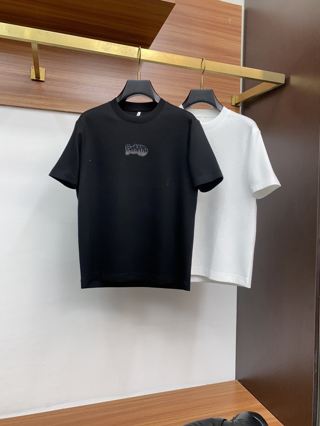 巴宝莉 2025秋冬专柜新款 时尚休闲打底衫短袖T恤，精选莫代尔空气棉 精致原版logo打造，舒适性与透