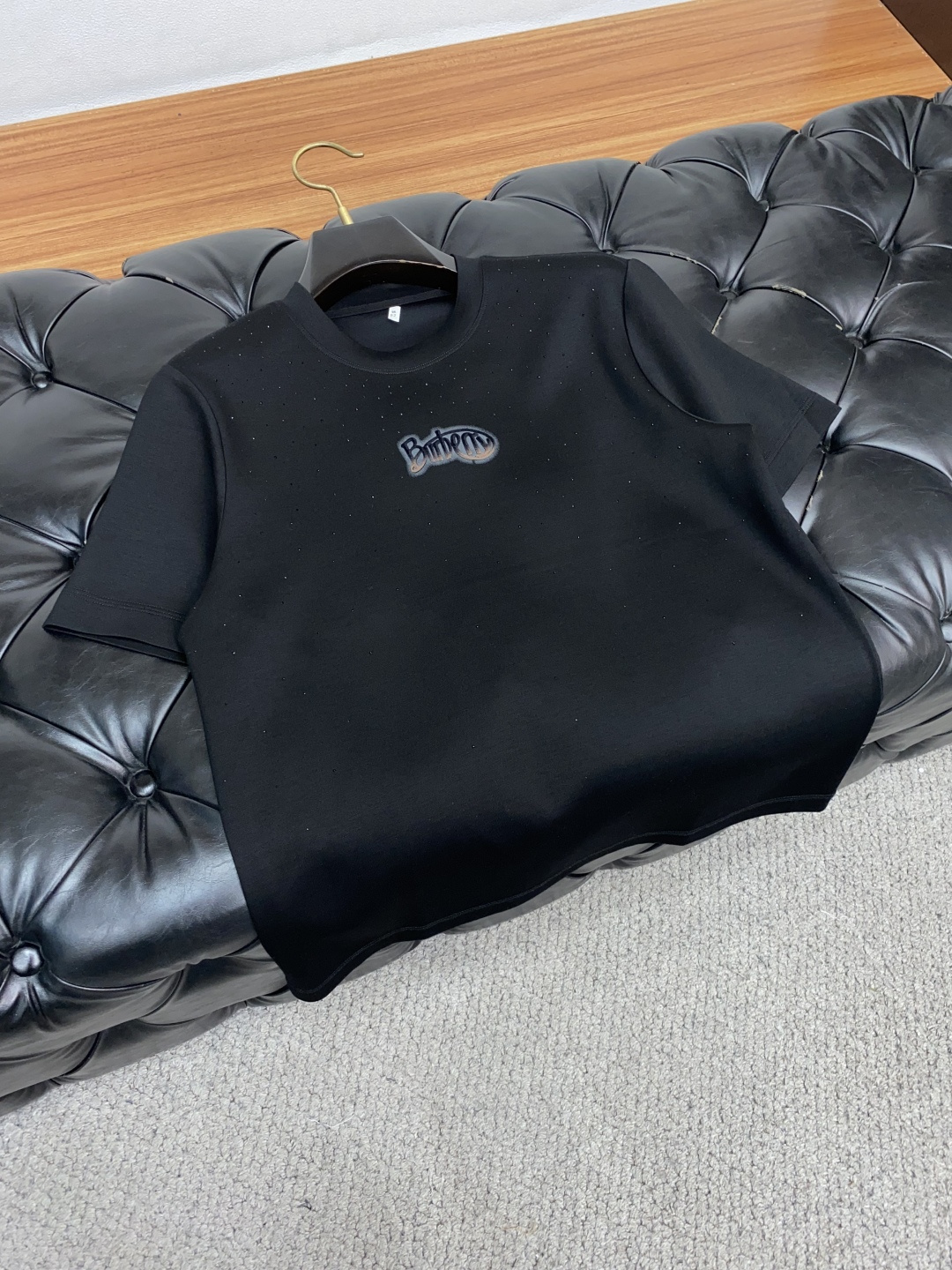  巴宝莉 2025秋冬专柜新款 时尚休闲打底衫短袖T恤，精选莫代尔空气棉 精致原版logo打造，舒适性与