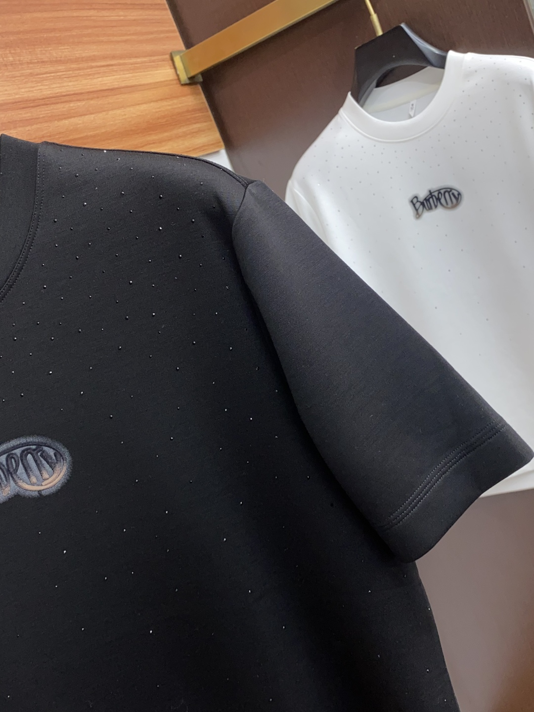  巴宝莉 2025秋冬专柜新款 时尚休闲打底衫短袖T恤，精选莫代尔空气棉 精致原版logo打造，舒适性与