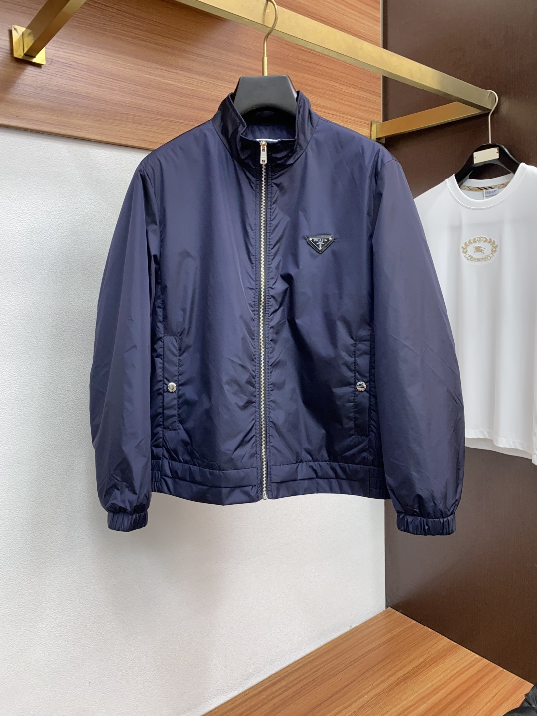  普拉达 25ss最新品 夹克外套，设计帅气有型！百搭必备单品，时尚潮牌， 轻松营造酷帅氛围感 ，高级感