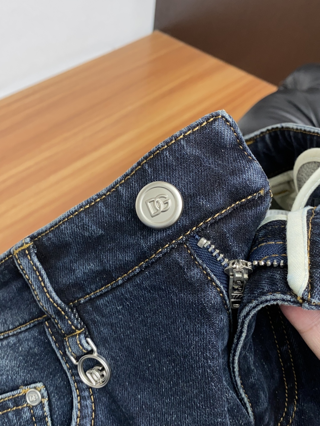  DG 25年新款修身时尚牛仔裤 精梳棉蓝色牛仔面料  设计亮点：五金色使用超A级电镀金属色：古金色A级