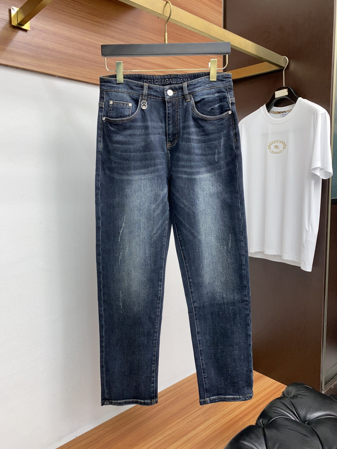  DG 25年新款修身时尚牛仔裤 精梳棉蓝色牛仔面料  设计亮点：五金色使用超A级电镀金属色：古金色A级