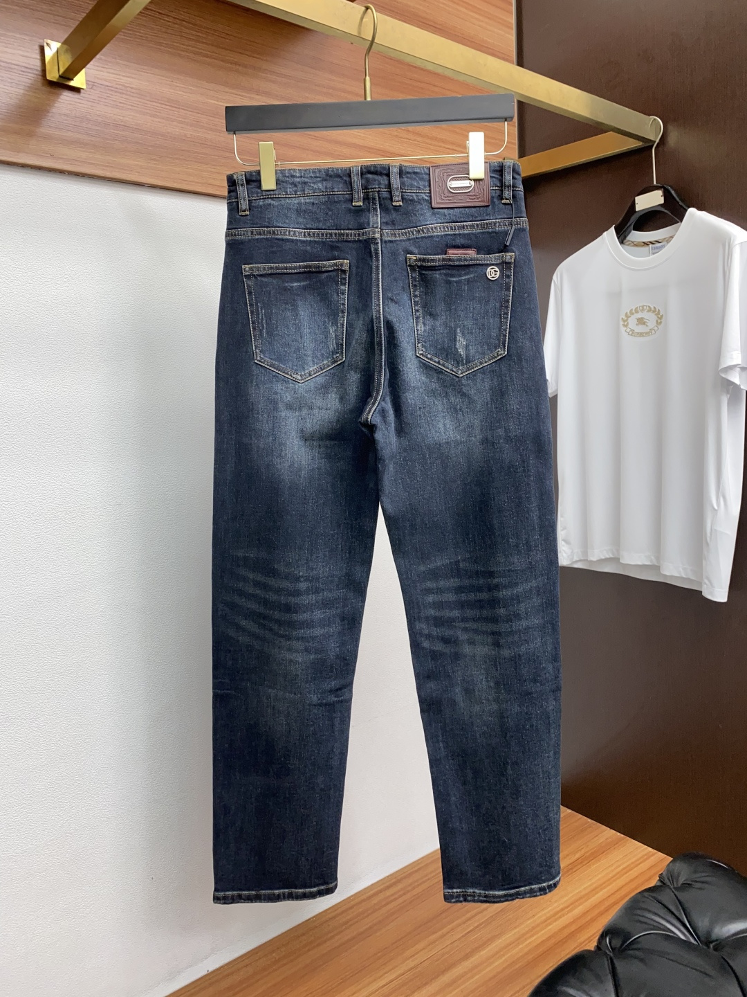  DG 25年新款修身时尚牛仔裤 精梳棉蓝色牛仔面料  设计亮点：五金色使用超A级电镀金属色：古金色A级