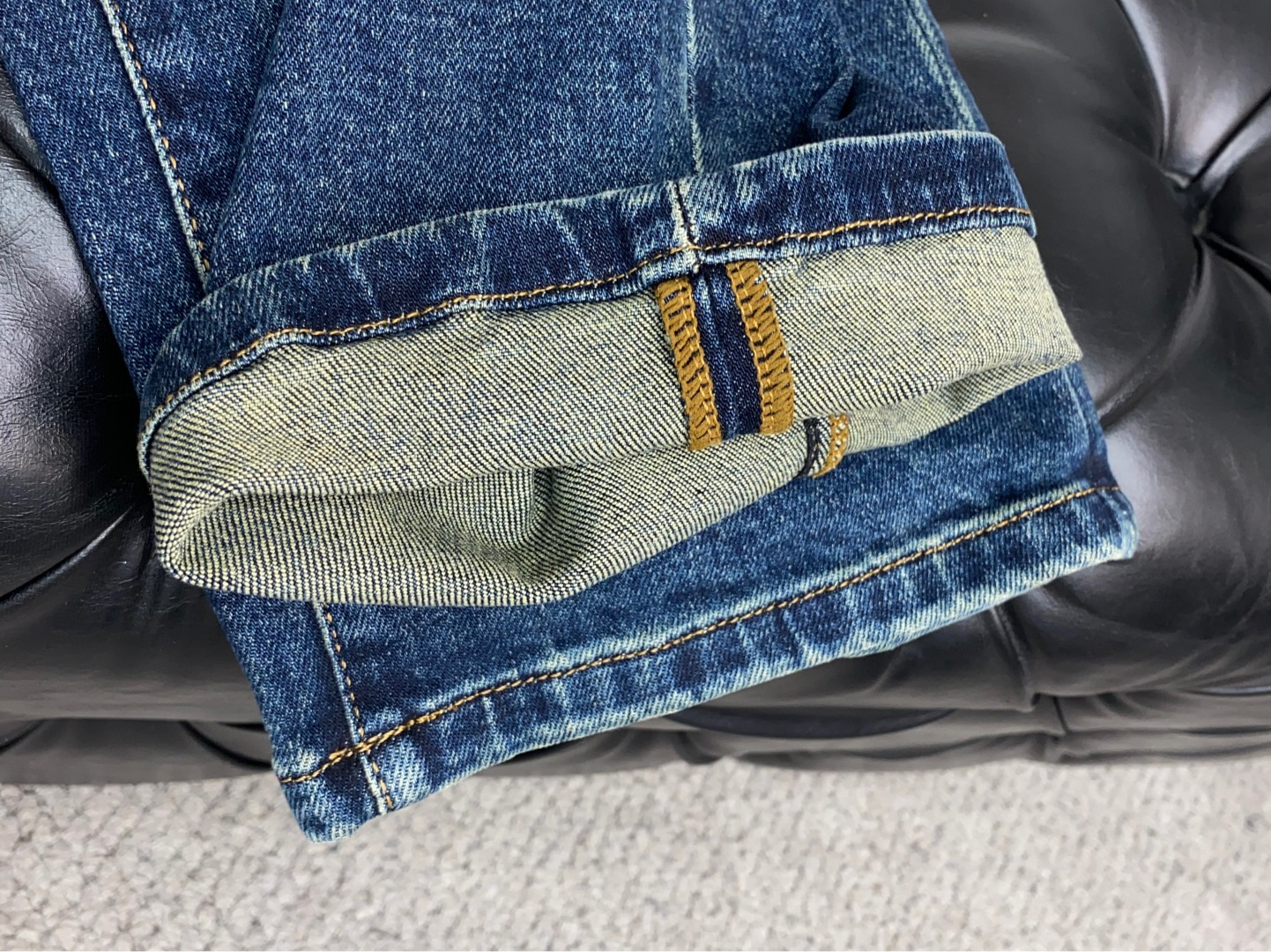  阿玛尼 25年新款修身时尚牛仔裤 精梳棉蓝色牛仔面料  设计亮点：五金色使用超A级电镀金属色：古金色A