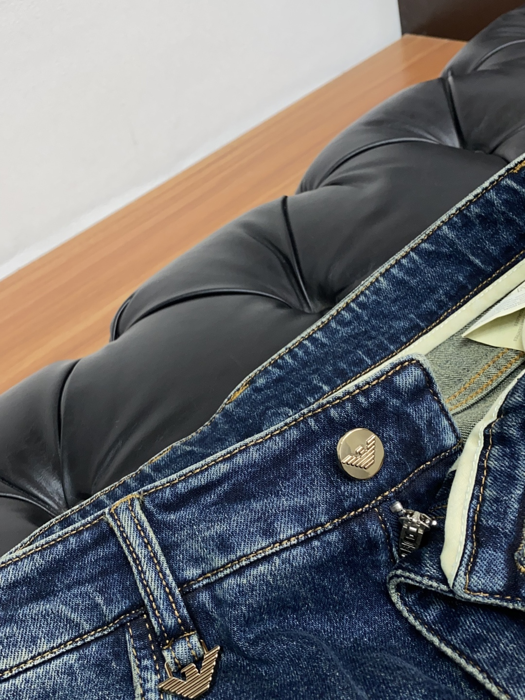  阿玛尼 25年新款修身时尚牛仔裤 精梳棉蓝色牛仔面料  设计亮点：五金色使用超A级电镀金属色：古金色A