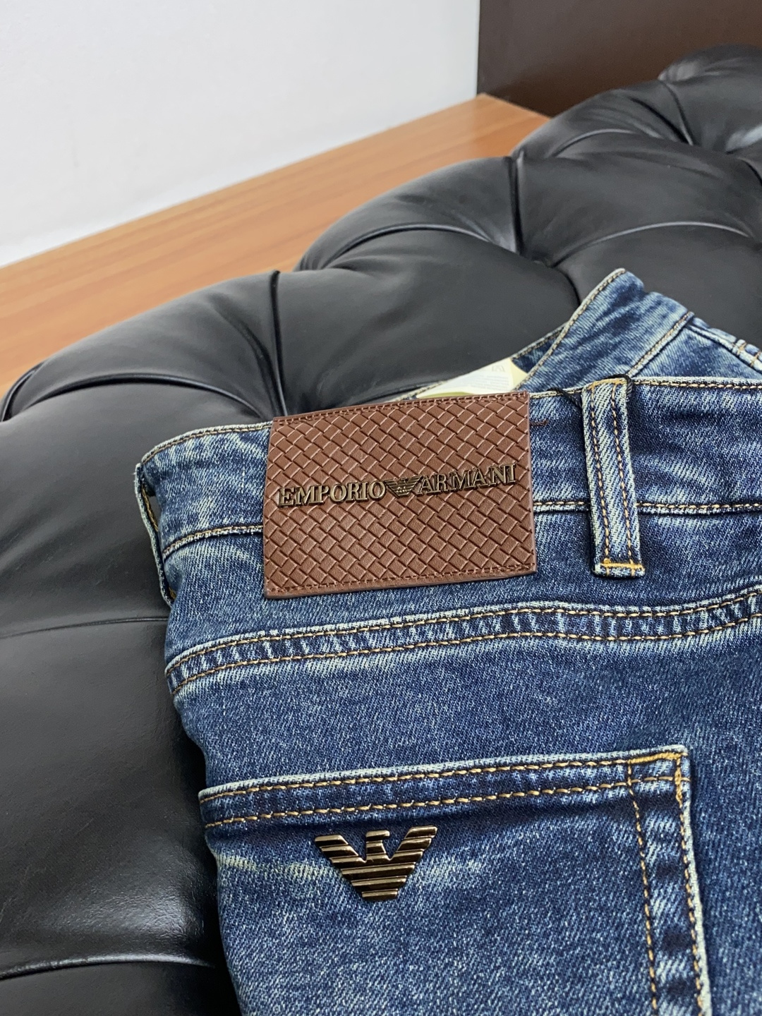  阿玛尼 25年新款修身时尚牛仔裤 精梳棉蓝色牛仔面料  设计亮点：五金色使用超A级电镀金属色：古金色A