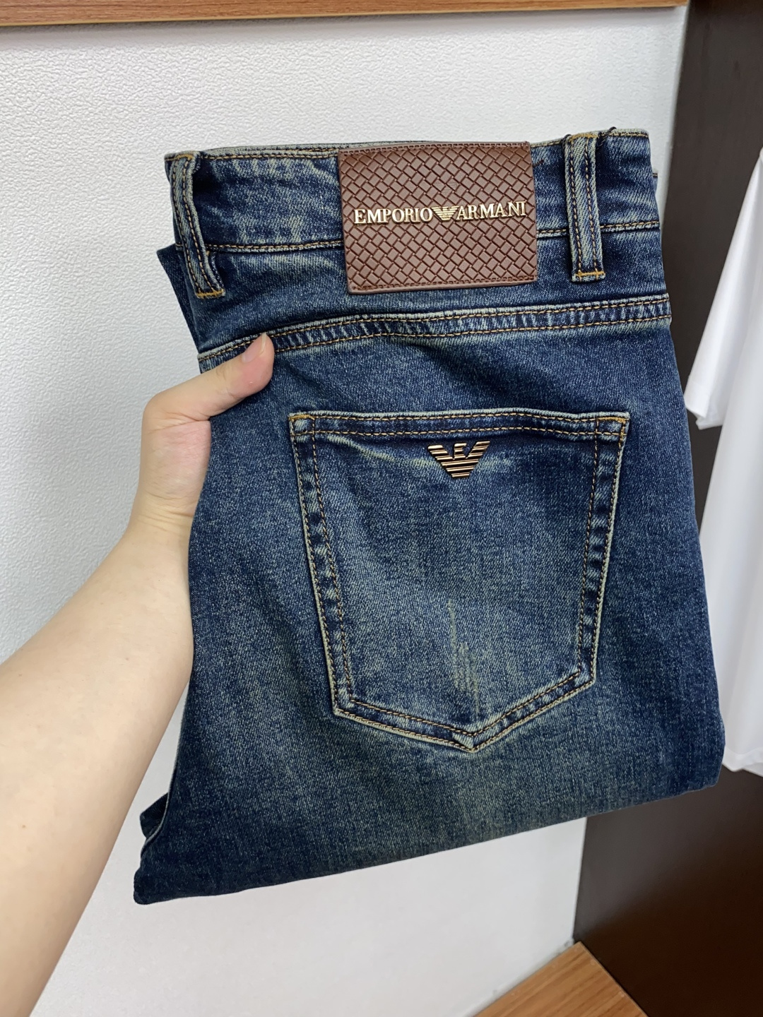  阿玛尼 25年新款修身时尚牛仔裤 精梳棉蓝色牛仔面料  设计亮点：五金色使用超A级电镀金属色：古金色A