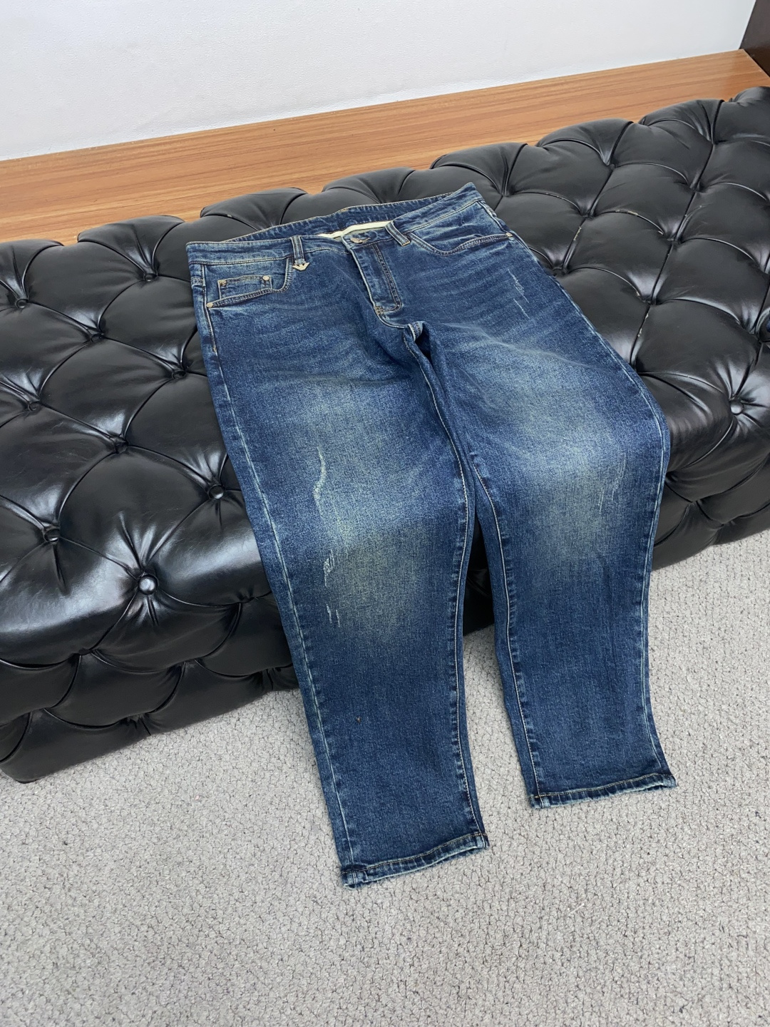  阿玛尼 25年新款修身时尚牛仔裤 精梳棉蓝色牛仔面料  设计亮点：五金色使用超A级电镀金属色：古金色A